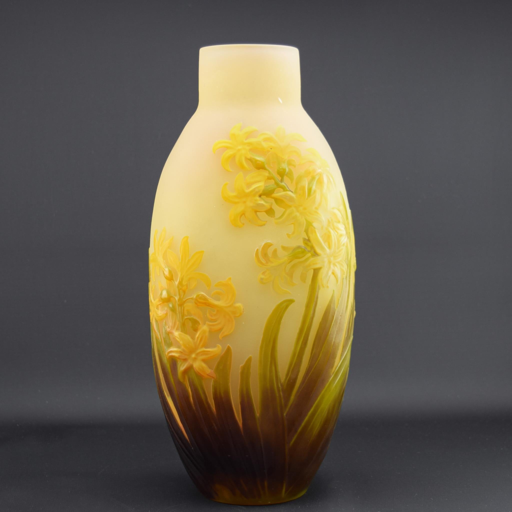 Francese Vaso di giacinto in vetro soffiato Galle cameo c1920 in vendita
