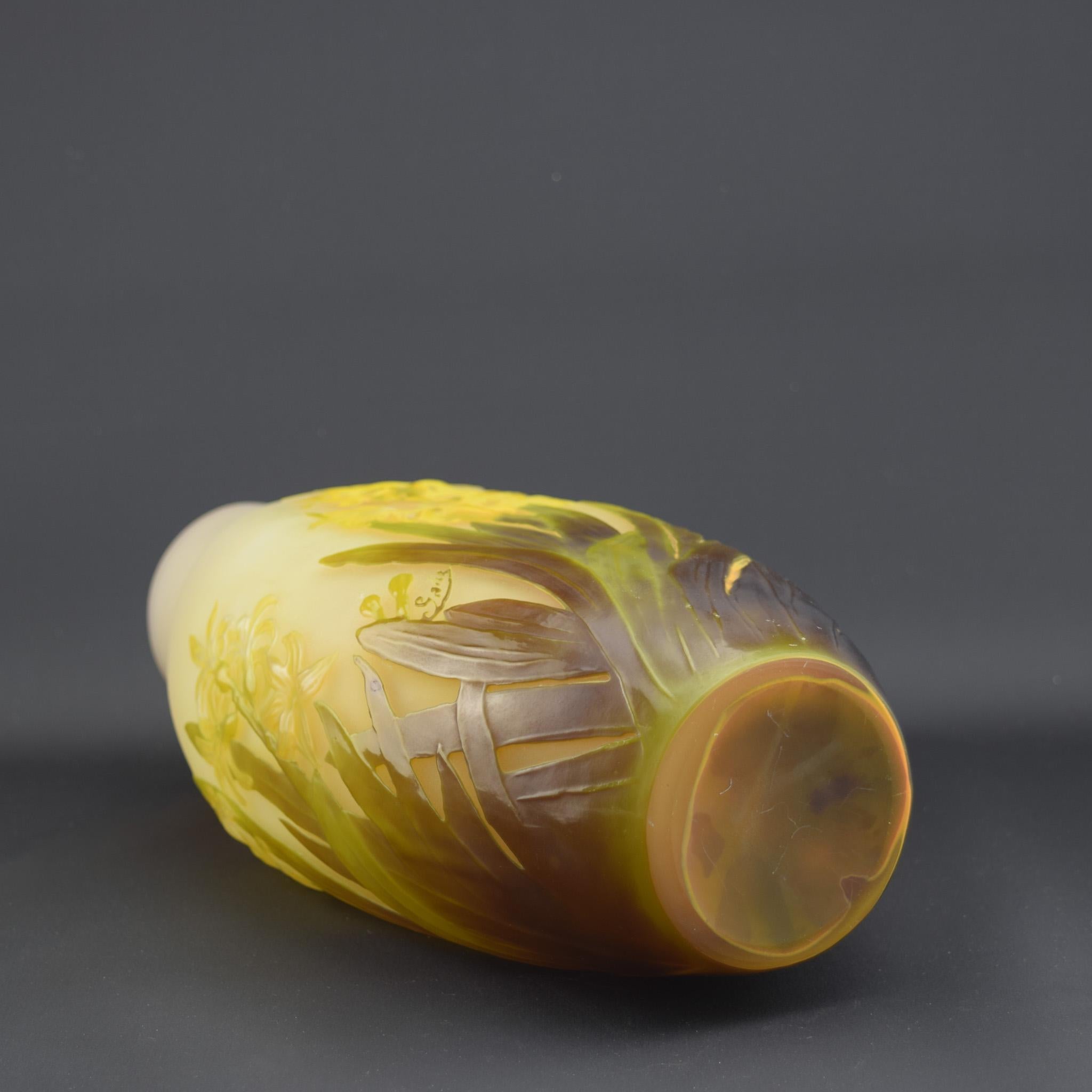 Vaso di giacinto in vetro soffiato Galle cameo c1920 In condizioni buone in vendita a Devon, GB