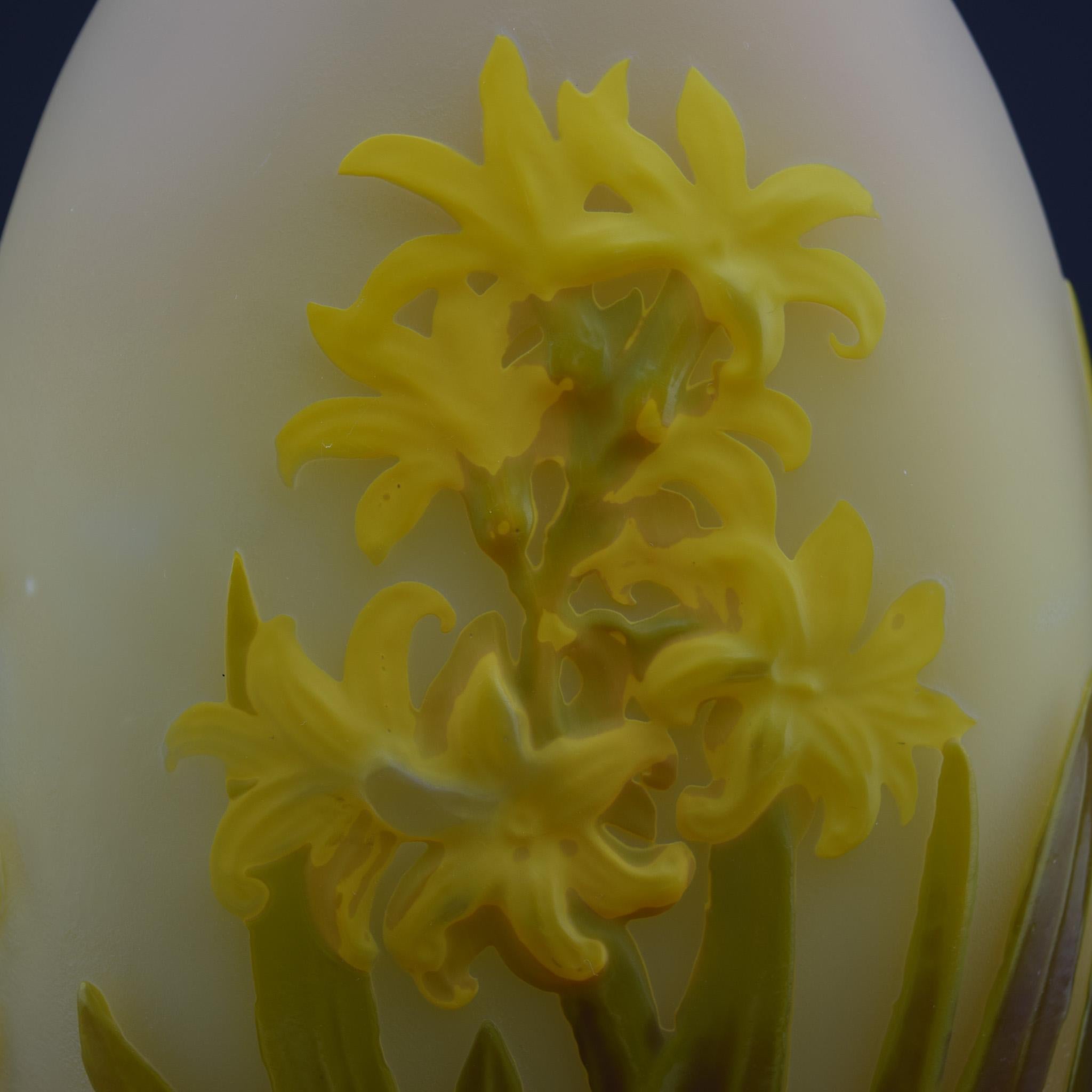 Vetro artistico Vaso di giacinto in vetro soffiato Galle cameo c1920 in vendita