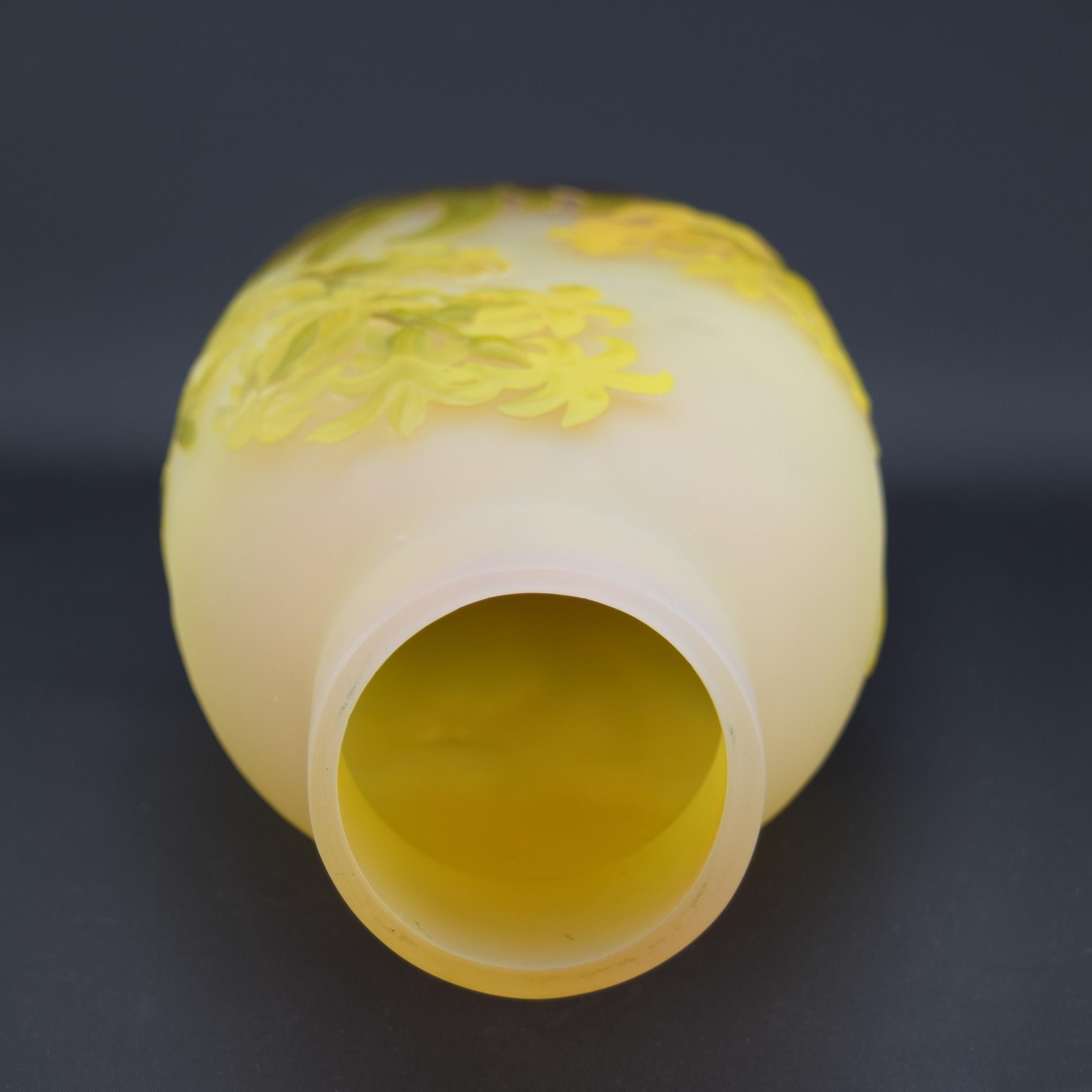 Vaso di giacinto in vetro soffiato Galle cameo c1920 in vendita 1