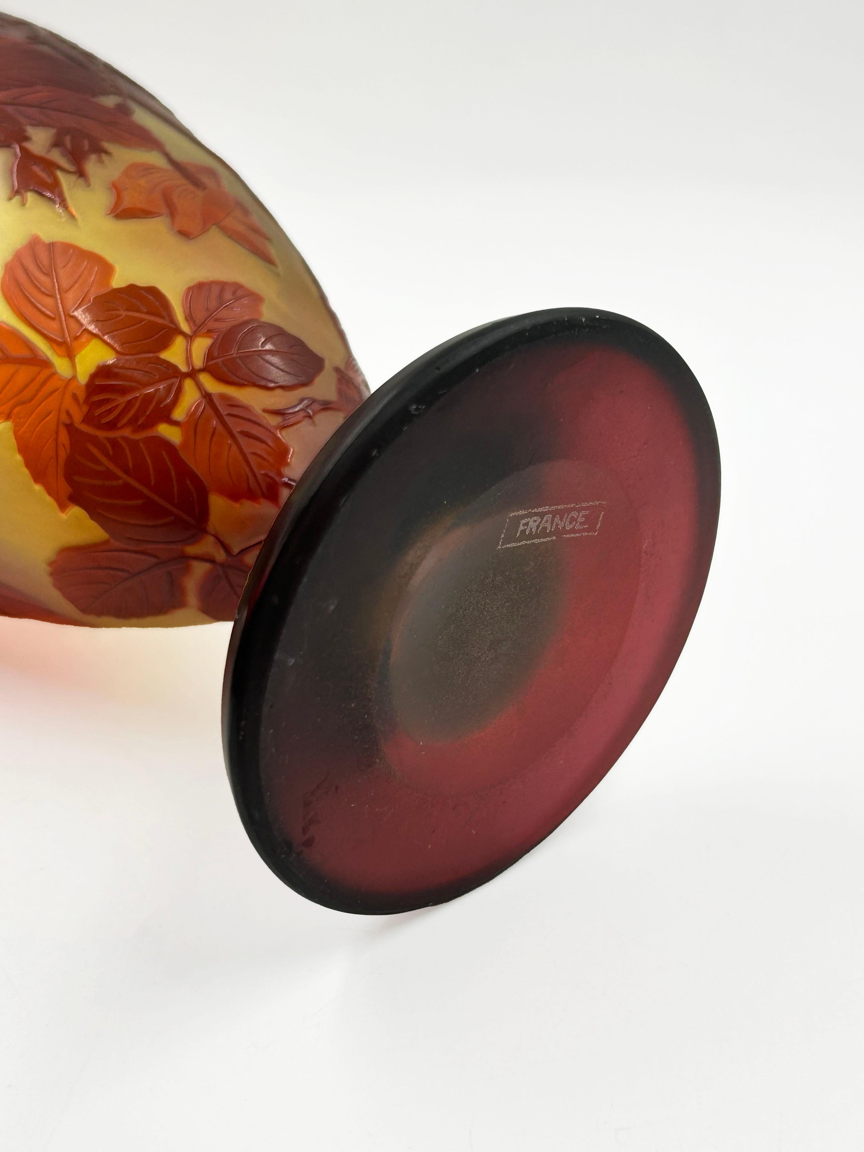 Galle Cameo Glass Carved Vase In Good Condition For Sale In Autonomous City Buenos Aires, CABA