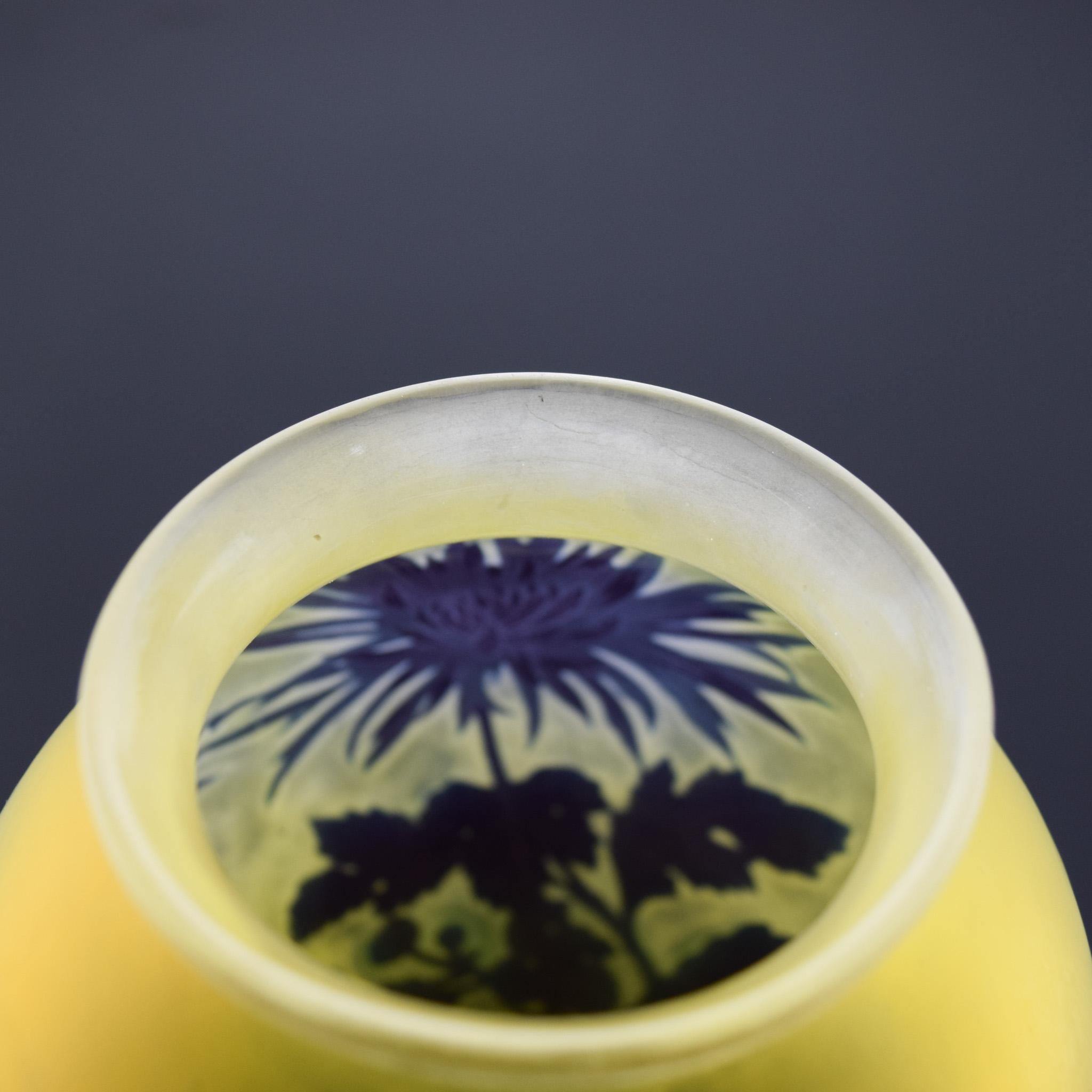 Vase à chrysanthèmes en verre camée de Galle C1925 en vente 2
