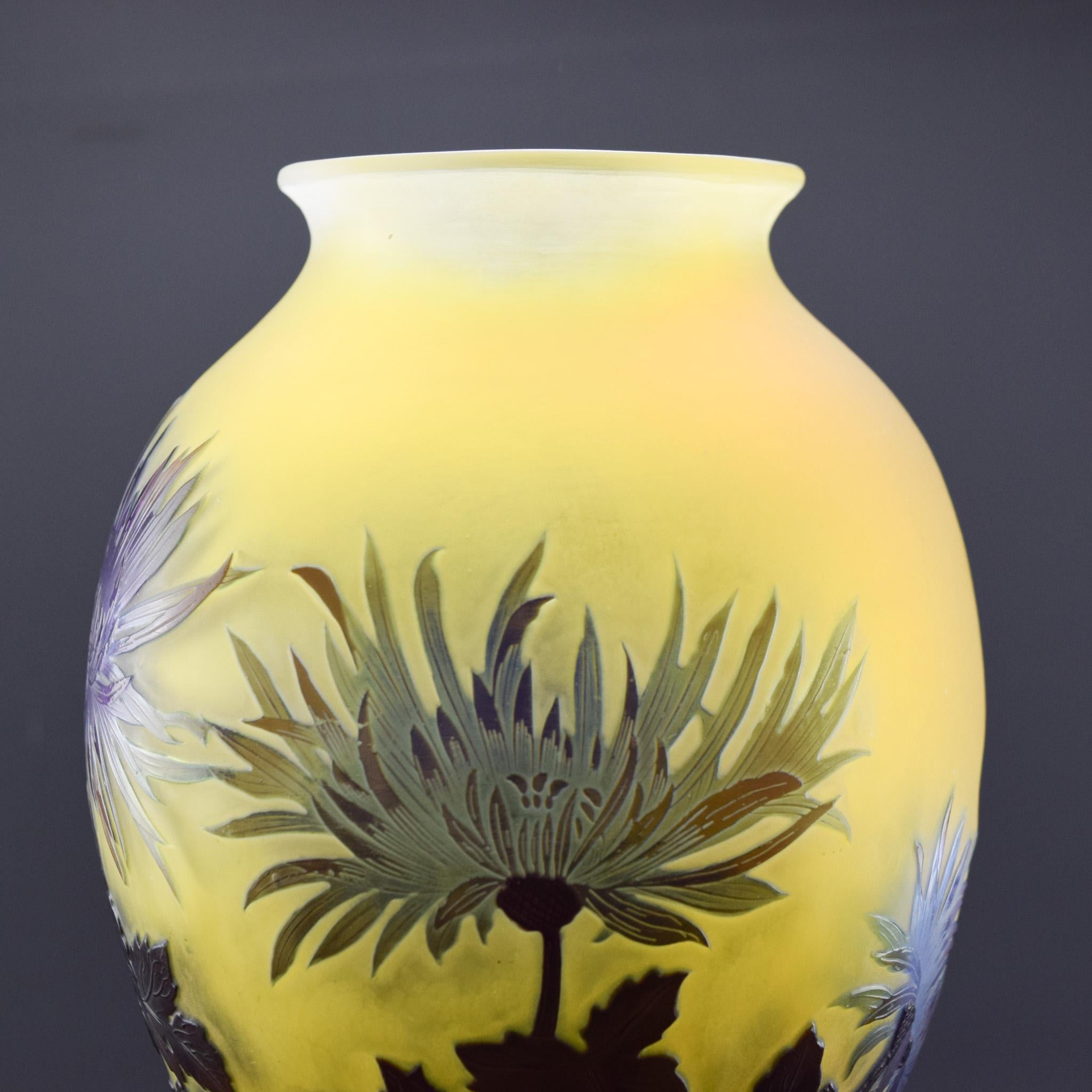 Vase à chrysanthèmes en verre camée de Galle C1925 en vente 3