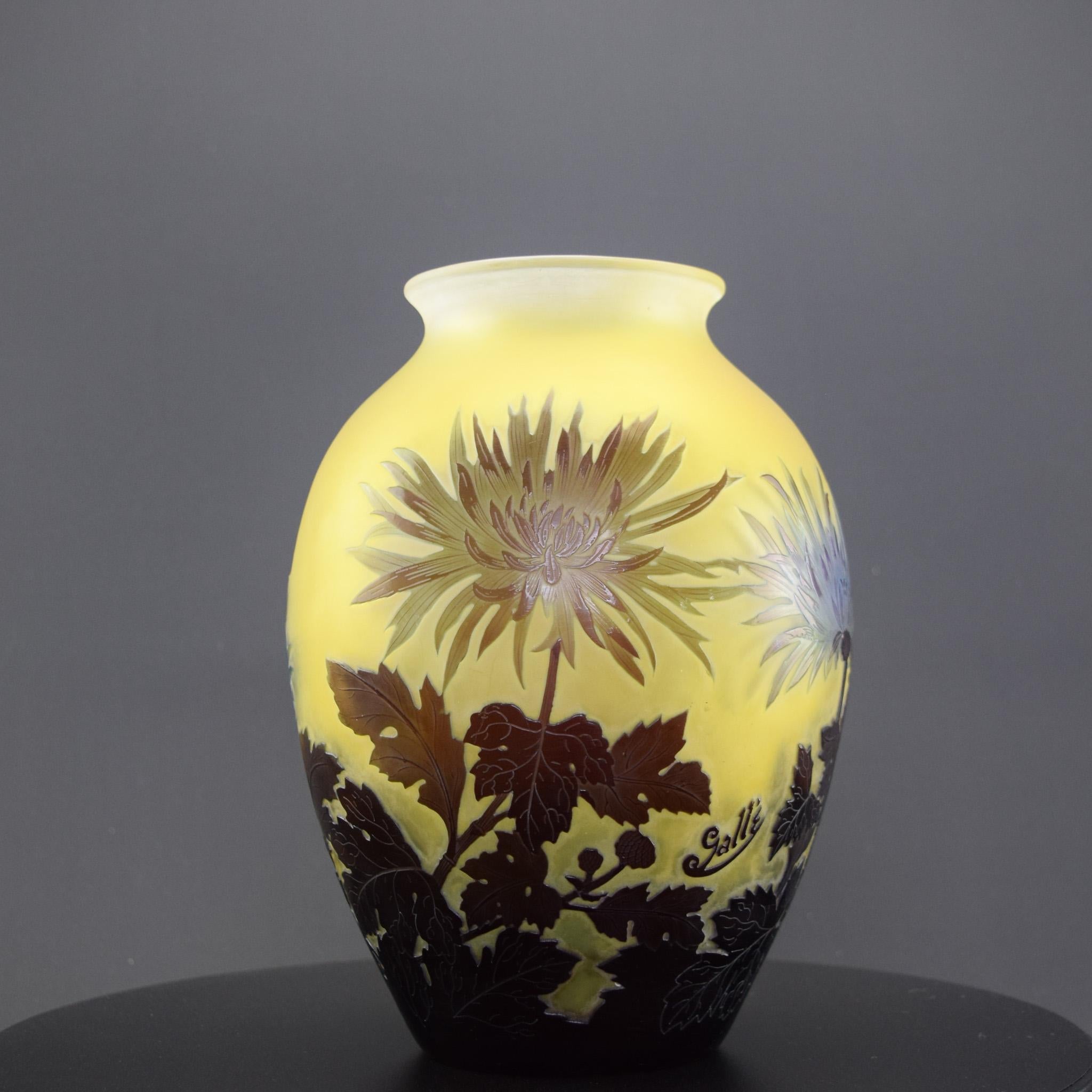 Art déco Vase à chrysanthèmes en verre camée de Galle C1925 en vente