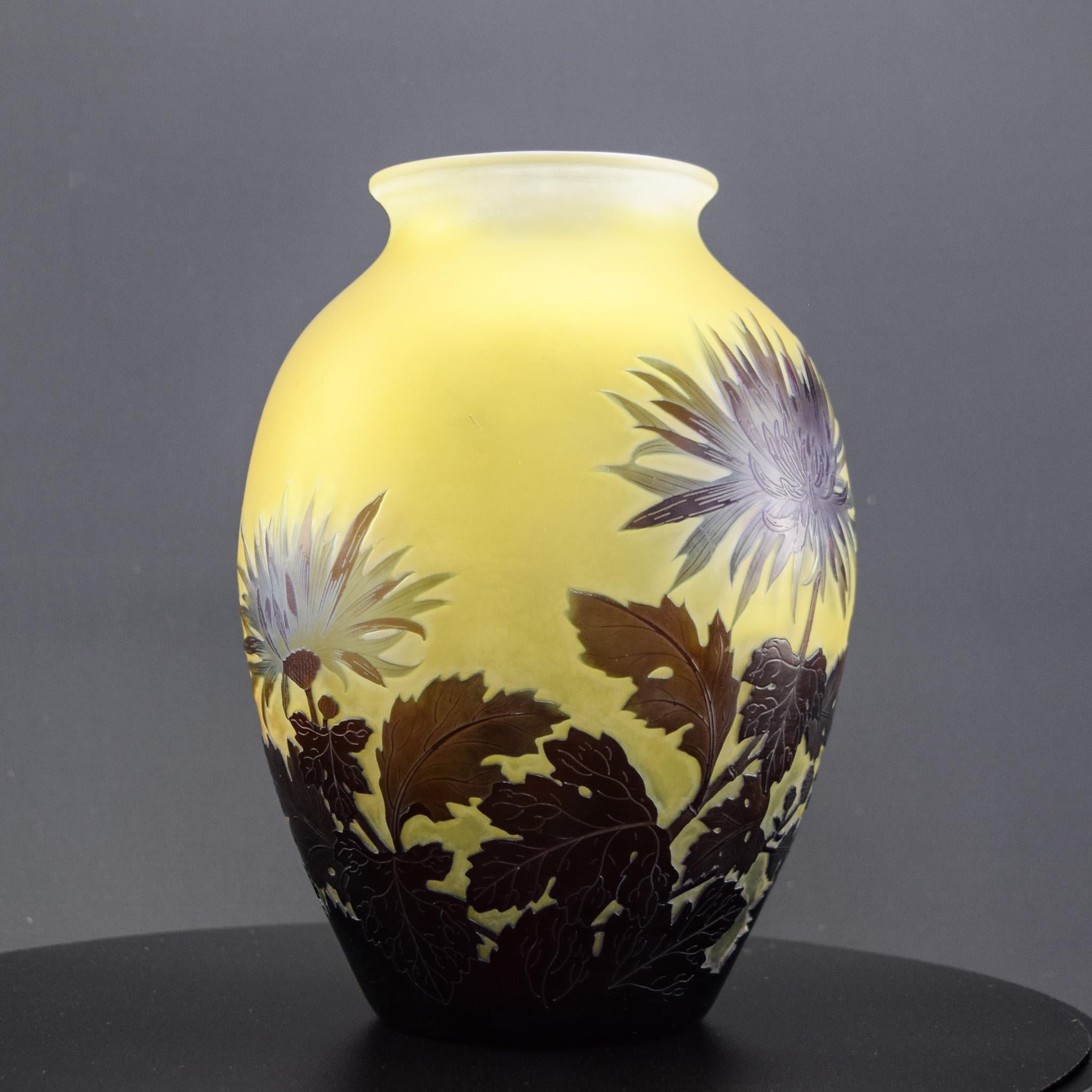 Français Vase à chrysanthèmes en verre camée de Galle C1925 en vente