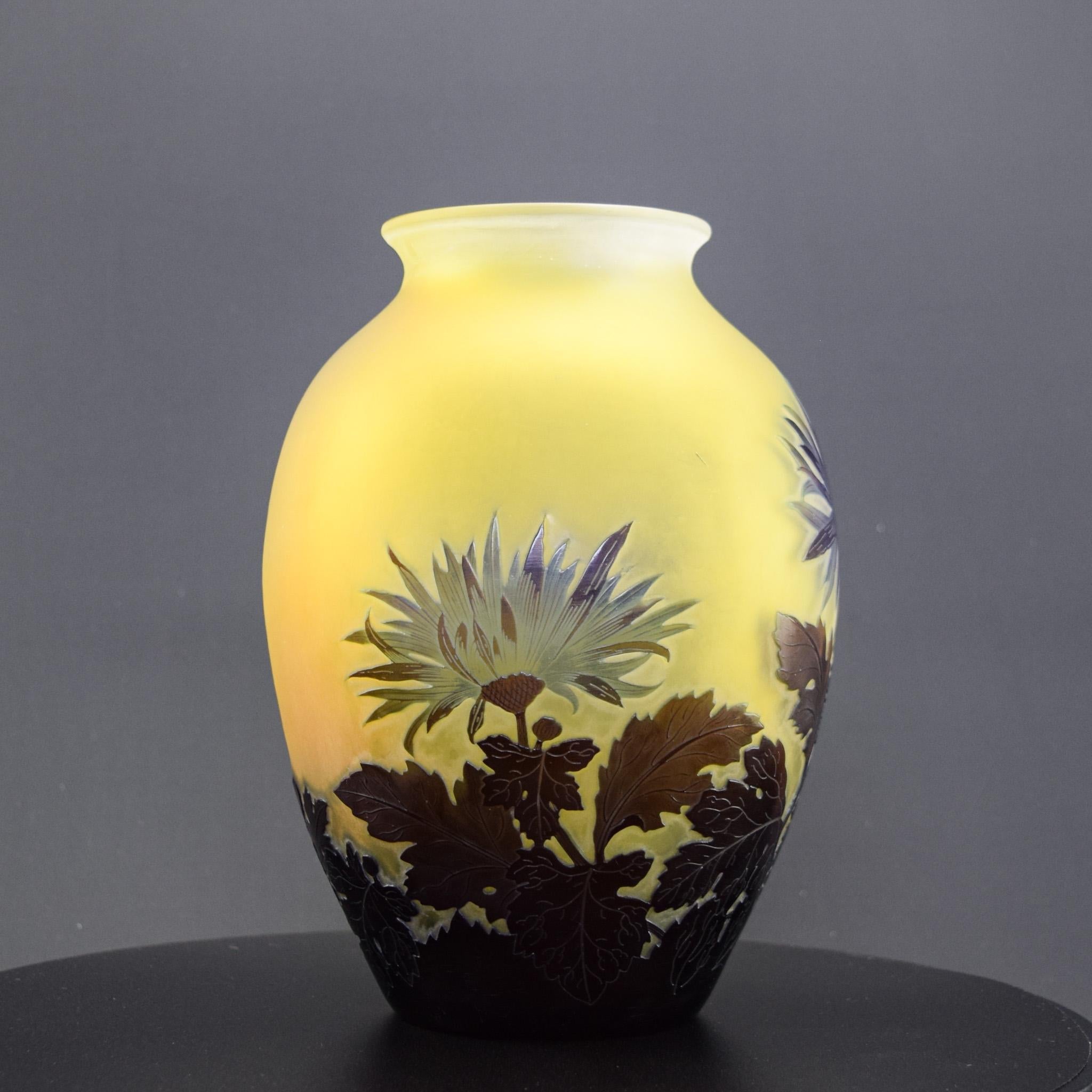 Sculpté Vase à chrysanthèmes en verre camée de Galle C1925 en vente