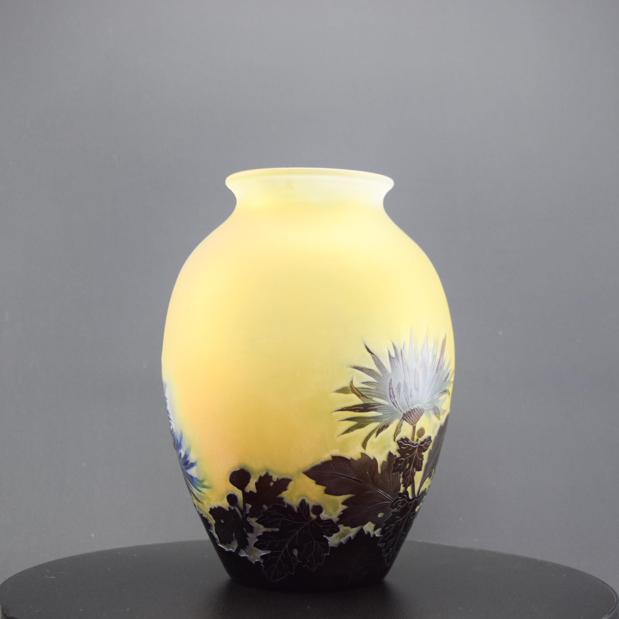 Vase à chrysanthèmes en verre camée de Galle C1925 Bon état - En vente à Devon, GB