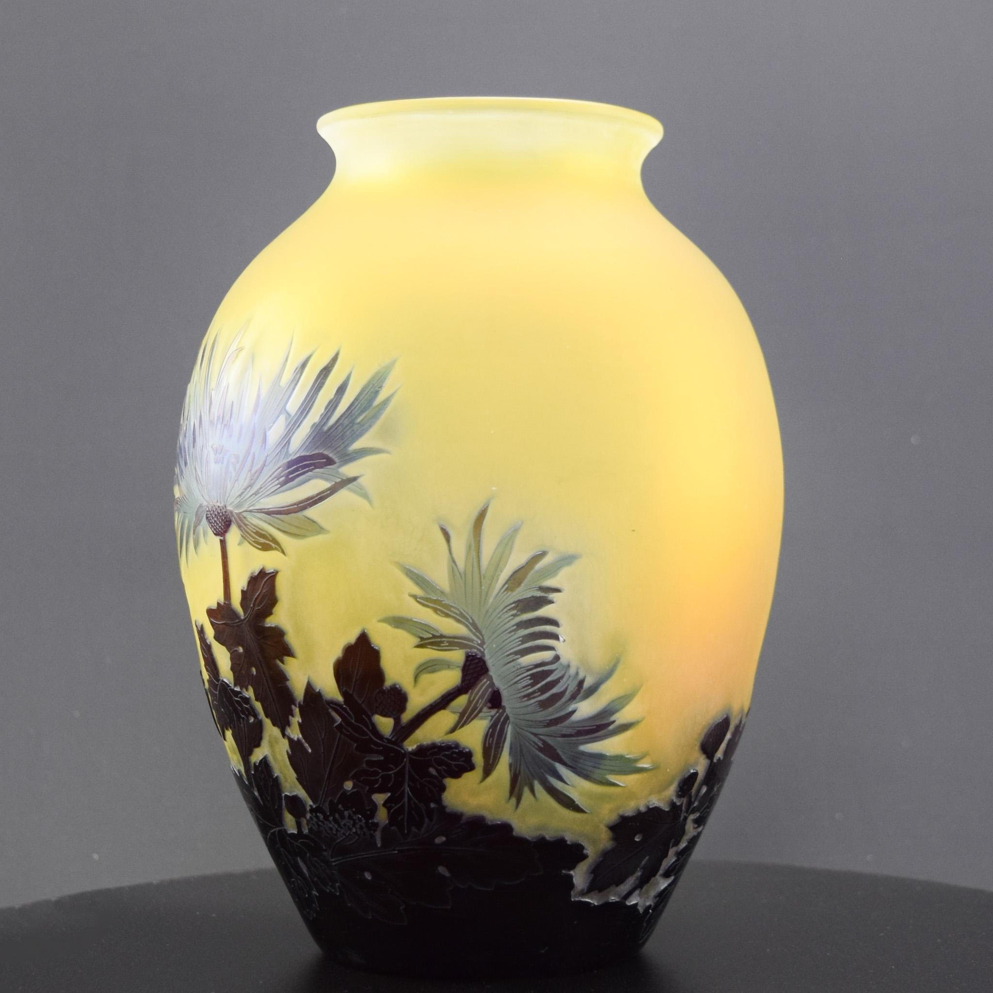 Début du 20ème siècle Vase à chrysanthèmes en verre camée de Galle C1925 en vente