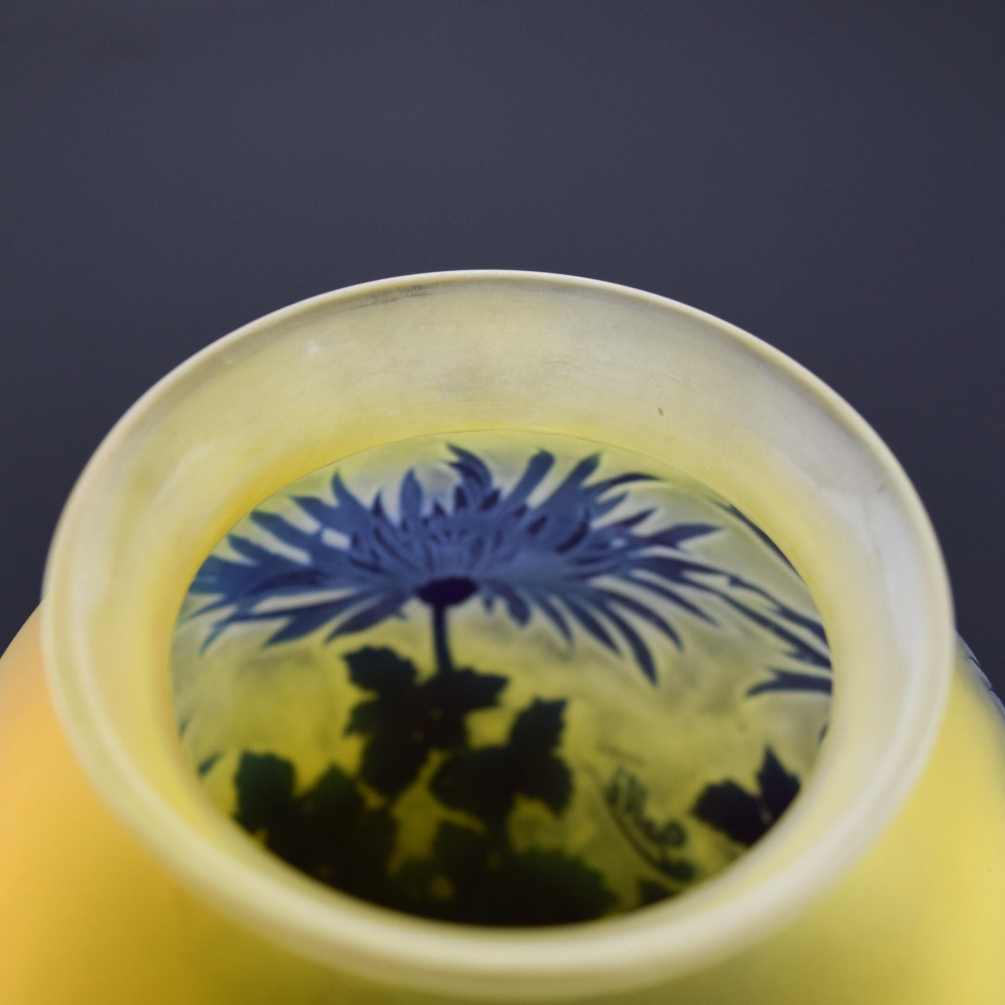 Vase à chrysanthèmes en verre camée de Galle C1925 en vente 1