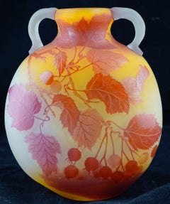 Jarrón con forma de petaca de vidrio camafeo Galle con asas aplicadas