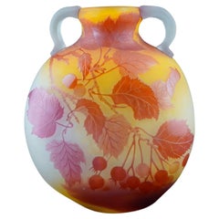 Vase en forme de flanelle en verre camé Galle avec poignées appliquées
