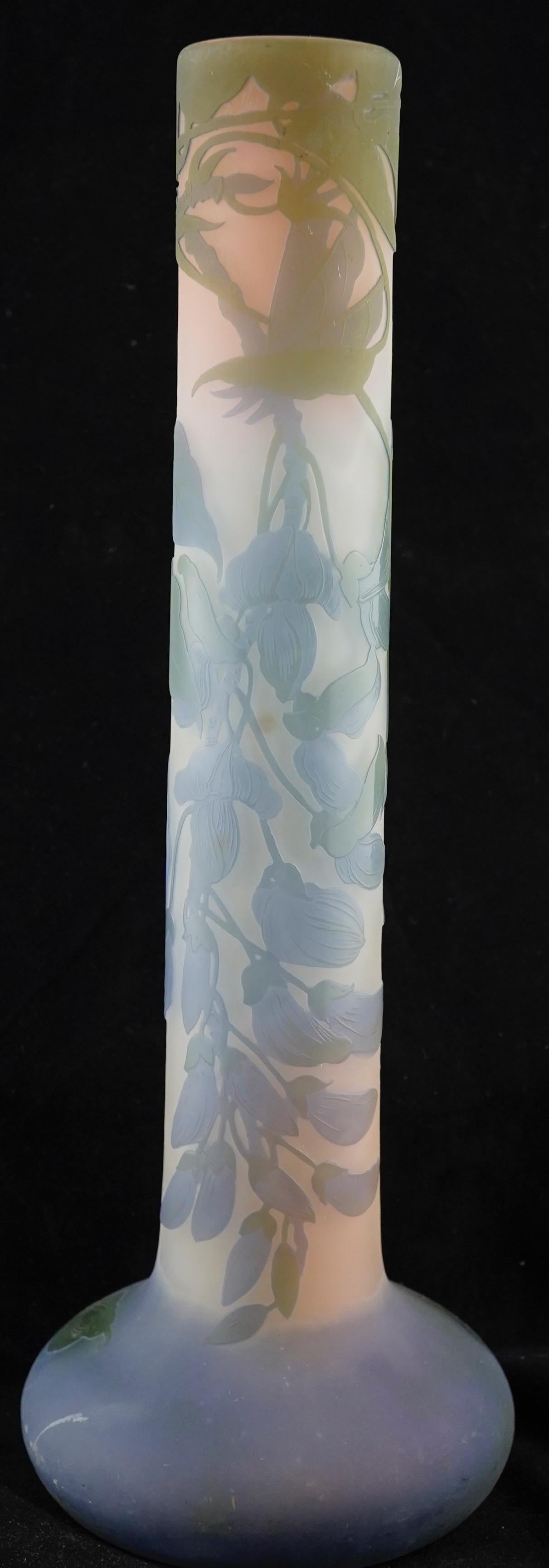 Vase en verre camée Emille Galle avec des fleurs violettes et des feuilles vertes. Marke en camaïeu avec 