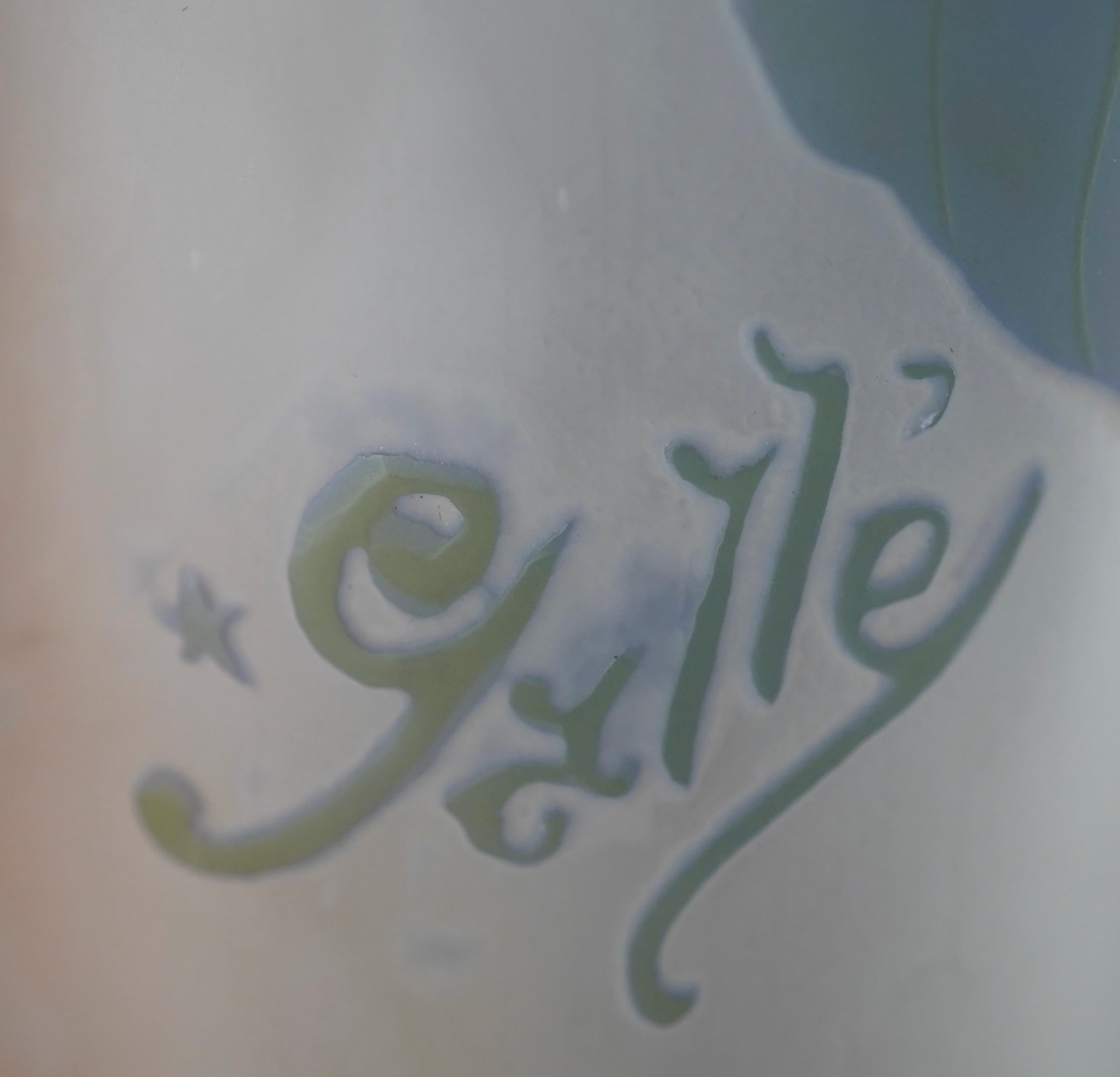Vase Galle Cameo en verre à fleurs violettes  circ 1900's Excellent état - En vente à Sarasota, FL