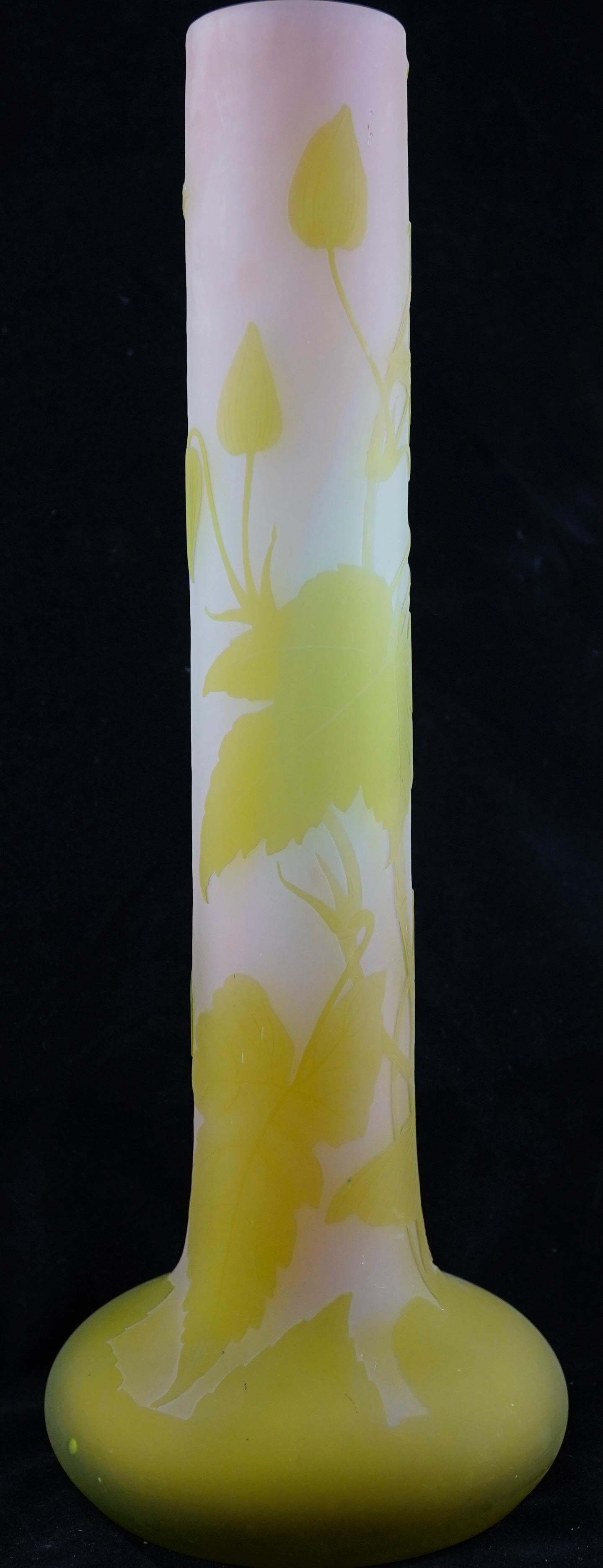 Vase en verre camée rose et vert de Galle, circa 1900. Marqué 
