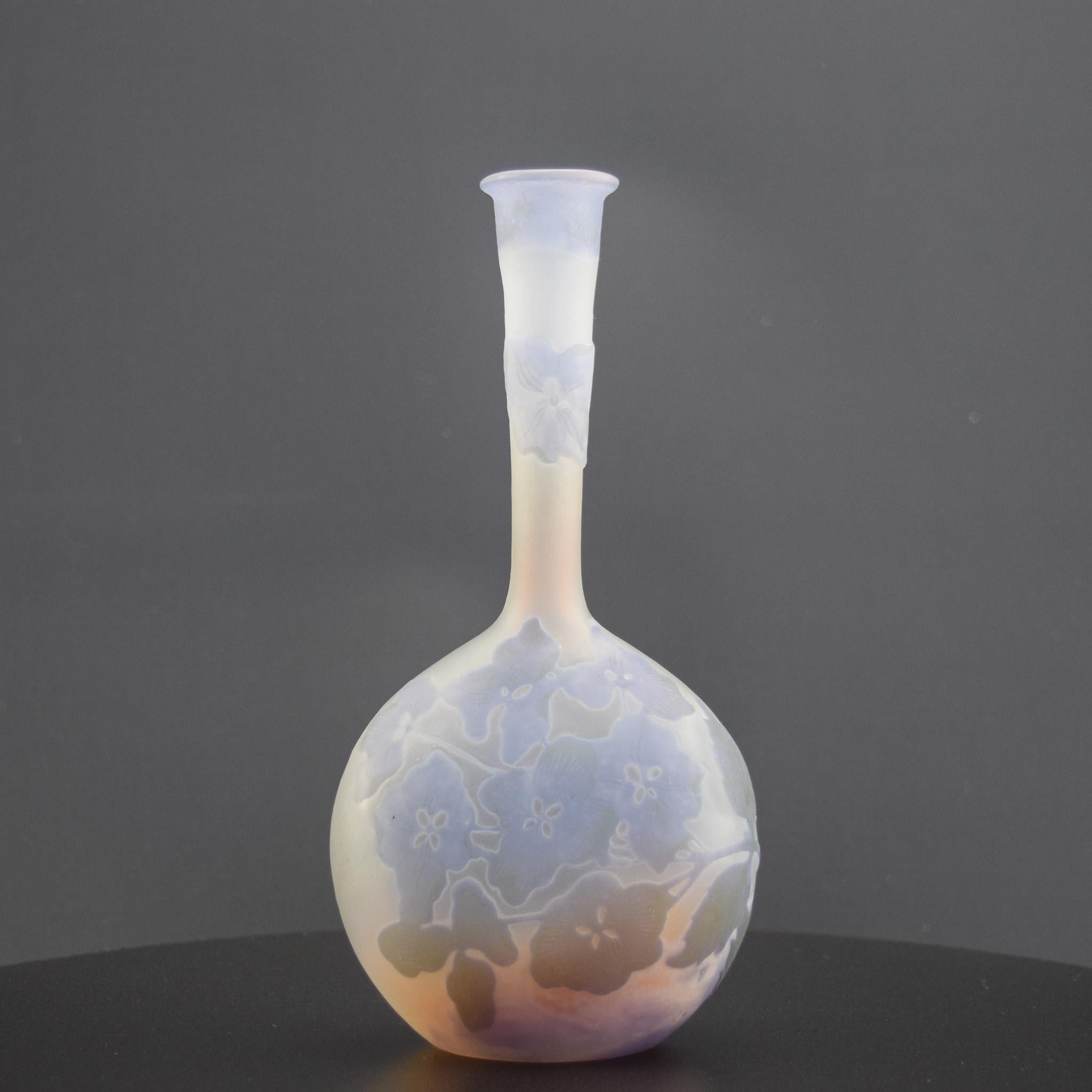 Galle Florero en forma de banjo de cristal camafeo con 3 capas de hortensias
C1905 firmado Galle en el camafeo

El estado es perfecto, sin daños ni defectos