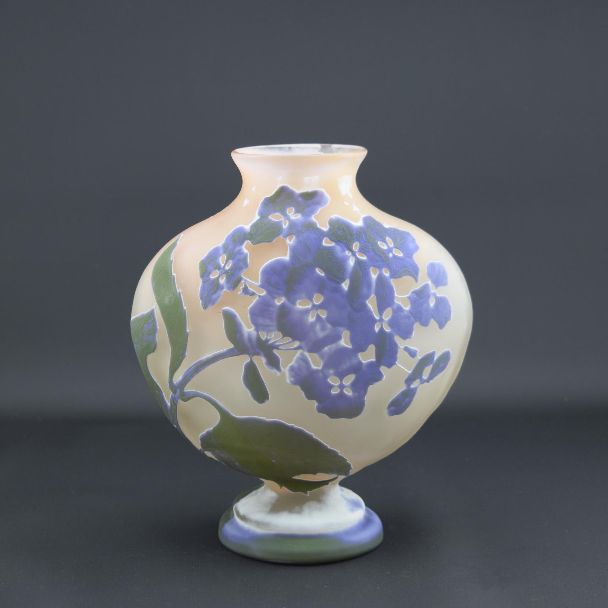 Francese Vaso per ortensie in vetro cammeo Galle in vendita