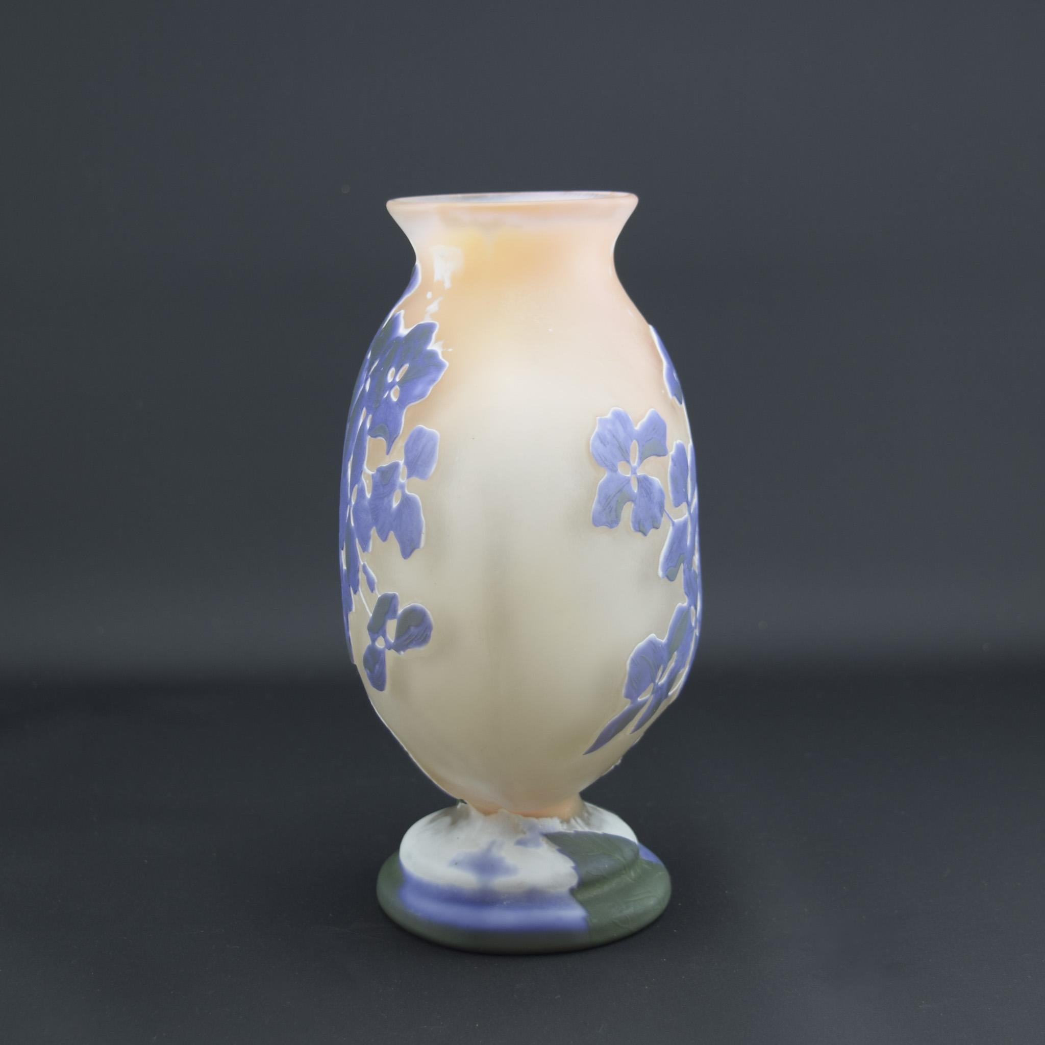 Vaso per ortensie in vetro cammeo Galle In condizioni buone in vendita a Devon, GB