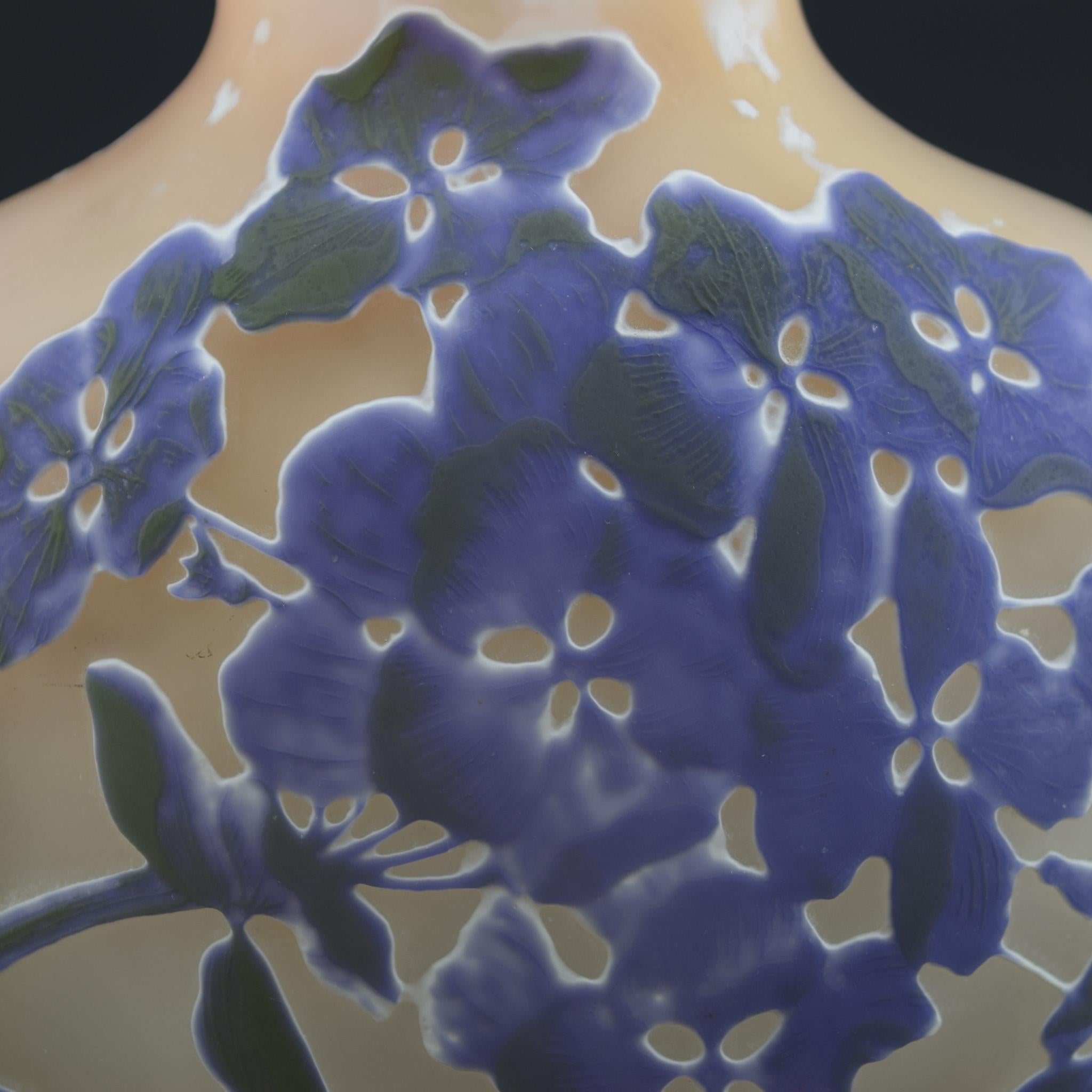 Vaso per ortensie in vetro cammeo Galle in vendita 1