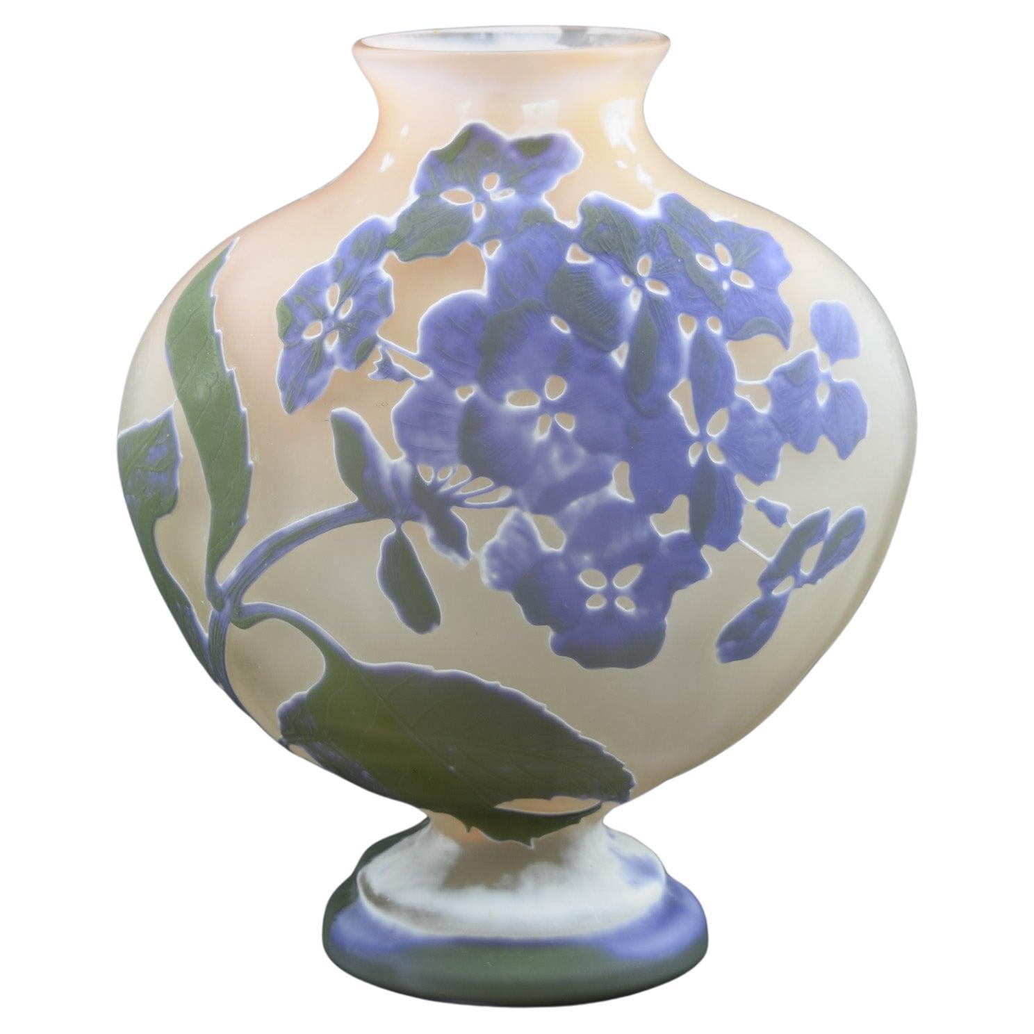 What is the difference between a vase and an amphora?