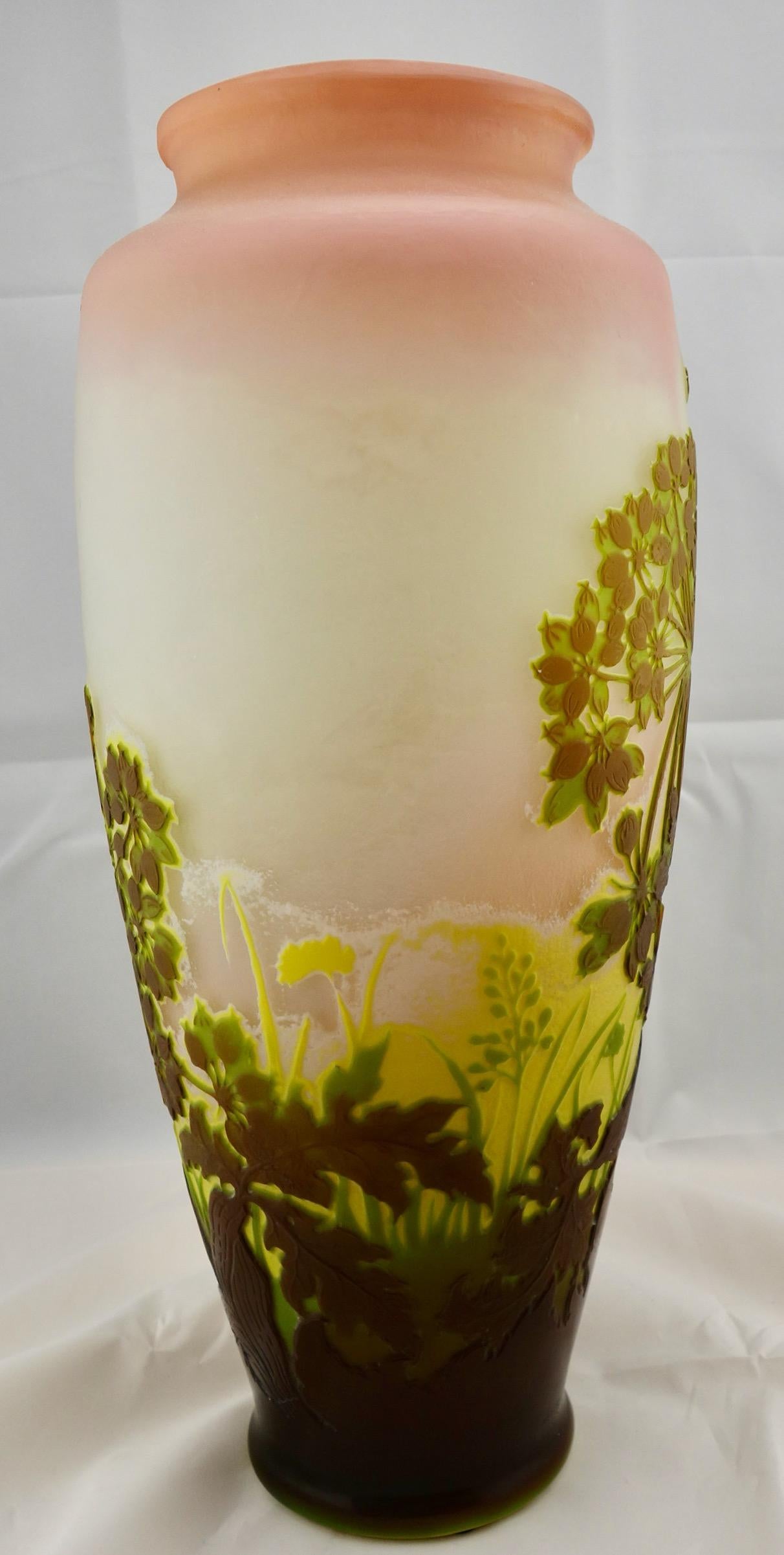Monumentale Allium-Vase aus Galle-Kamee-Glas, um 1900 (Art nouveau) im Angebot