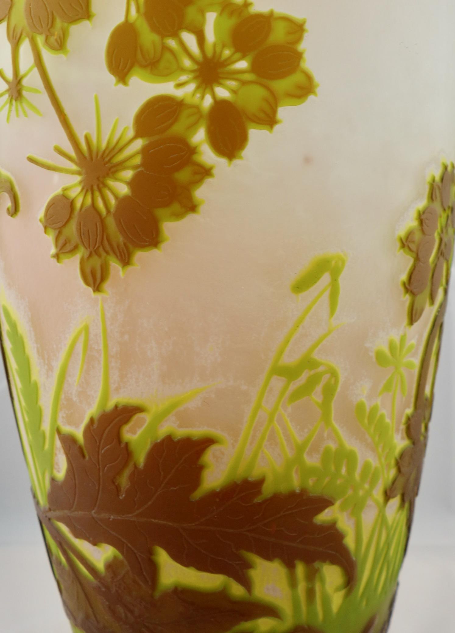Monumentale Allium-Vase aus Galle-Kamee-Glas, um 1900 (Französisch) im Angebot