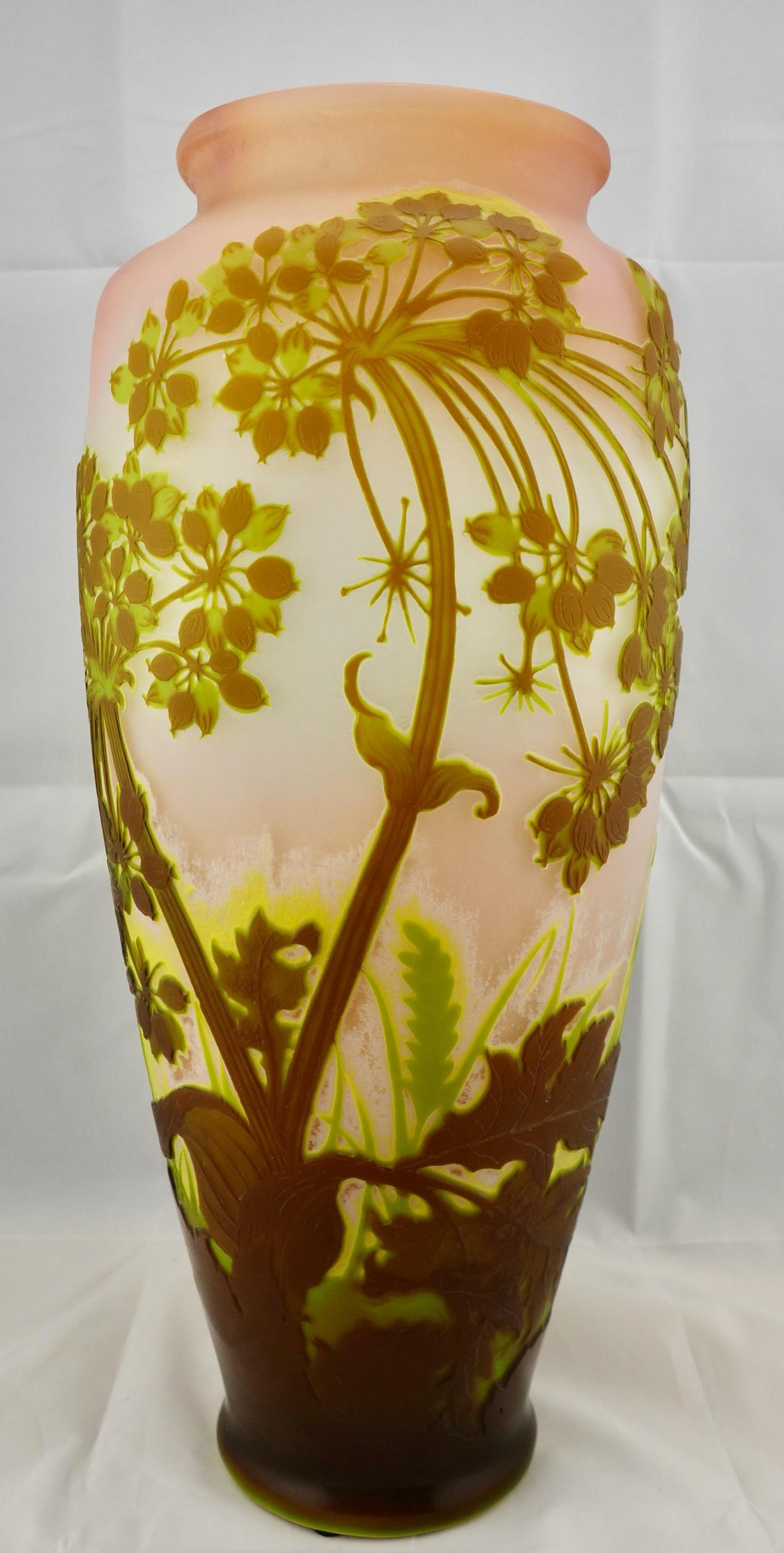 Vase allium en verre camée de Galle, vers le début des années 1900. Le verre camée est présent dans au moins trois couleurs sur le fond clair. Le vase est signé en camée, et a été fabriqué dans les années 1900. Il mesure 18 1/4