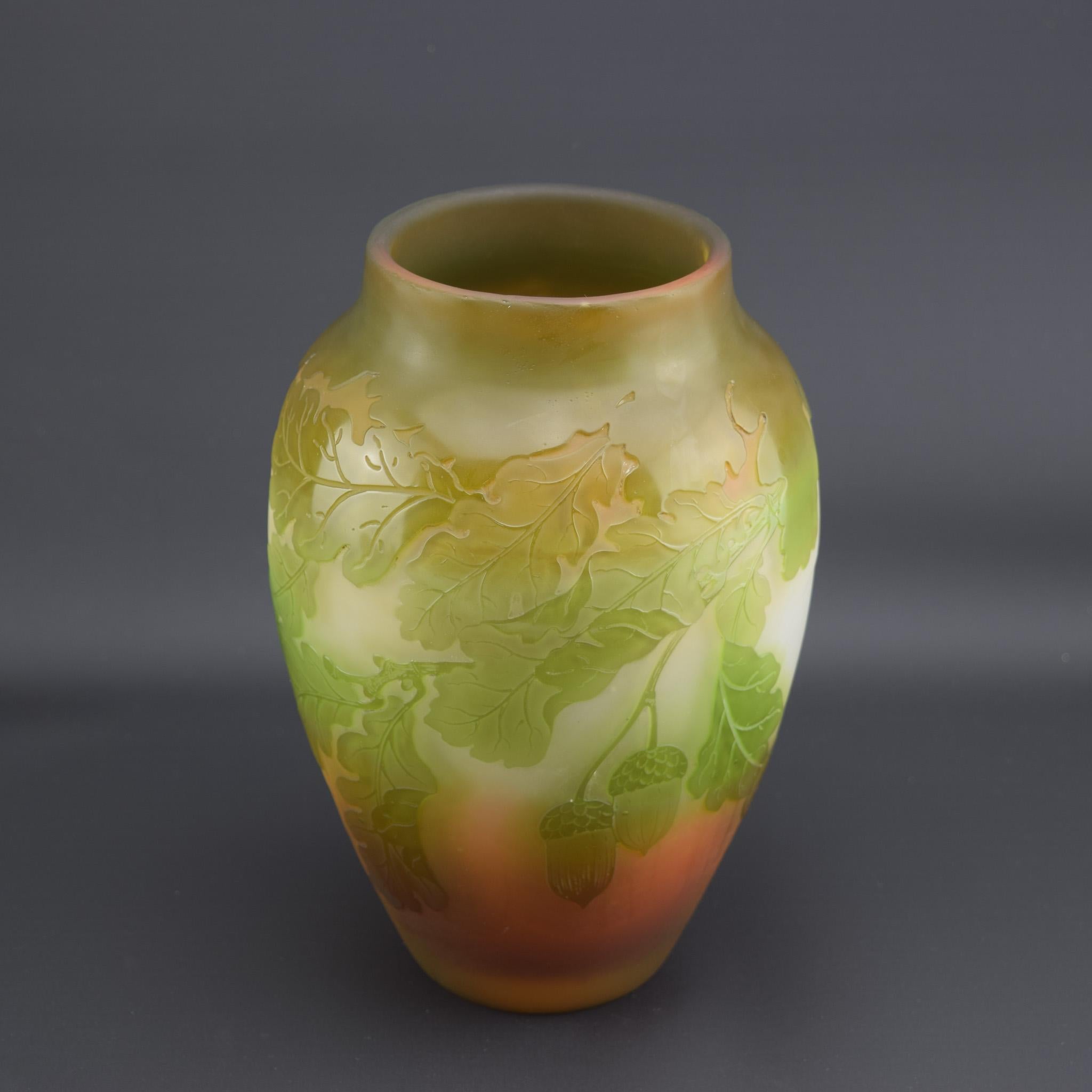 Vaso a più strati con cammeo di Galle e design a foglie di quercia e ghiande smerigliate e lucide.
Firmato Galle nel cammeo C1920s

Le condizioni sono molto buone, senza danni o difetti.
Ci sono una o due piccole inclusioni e bolle d'aria interne
