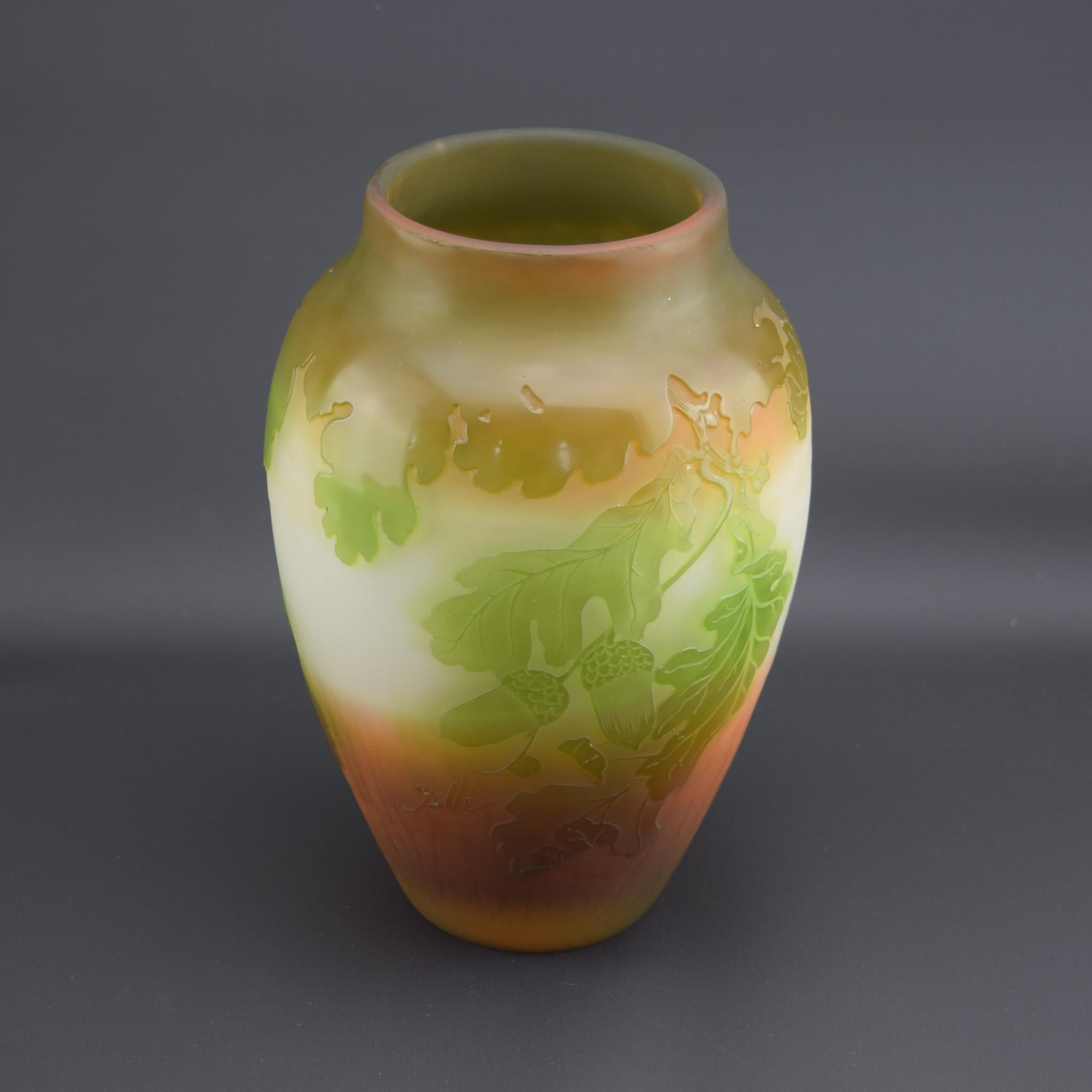 Art Déco Vaso con foglie di quercia e ghiande in vetro cammeo di Galle, anni Venti del XIX secolo in vendita