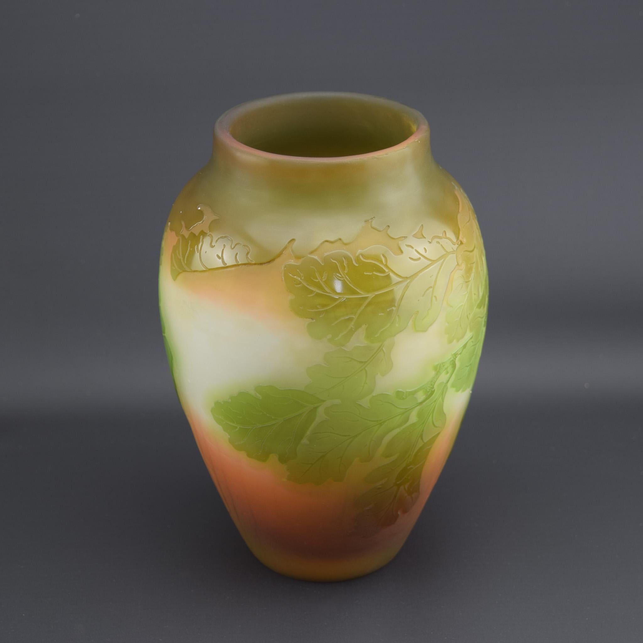 Francese Vaso con foglie di quercia e ghiande in vetro cammeo di Galle, anni Venti del XIX secolo in vendita