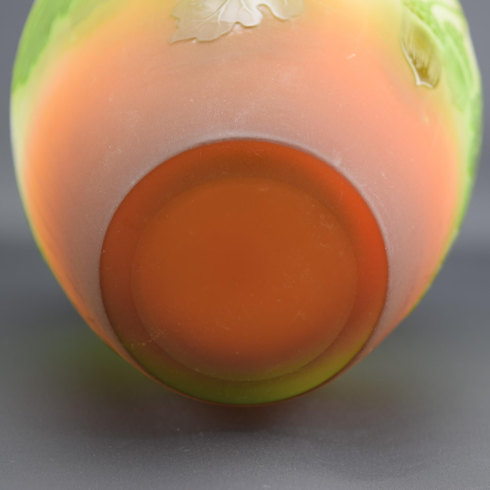 Vaso con foglie di quercia e ghiande in vetro cammeo di Galle, anni Venti del XIX secolo In condizioni buone in vendita a Devon, GB