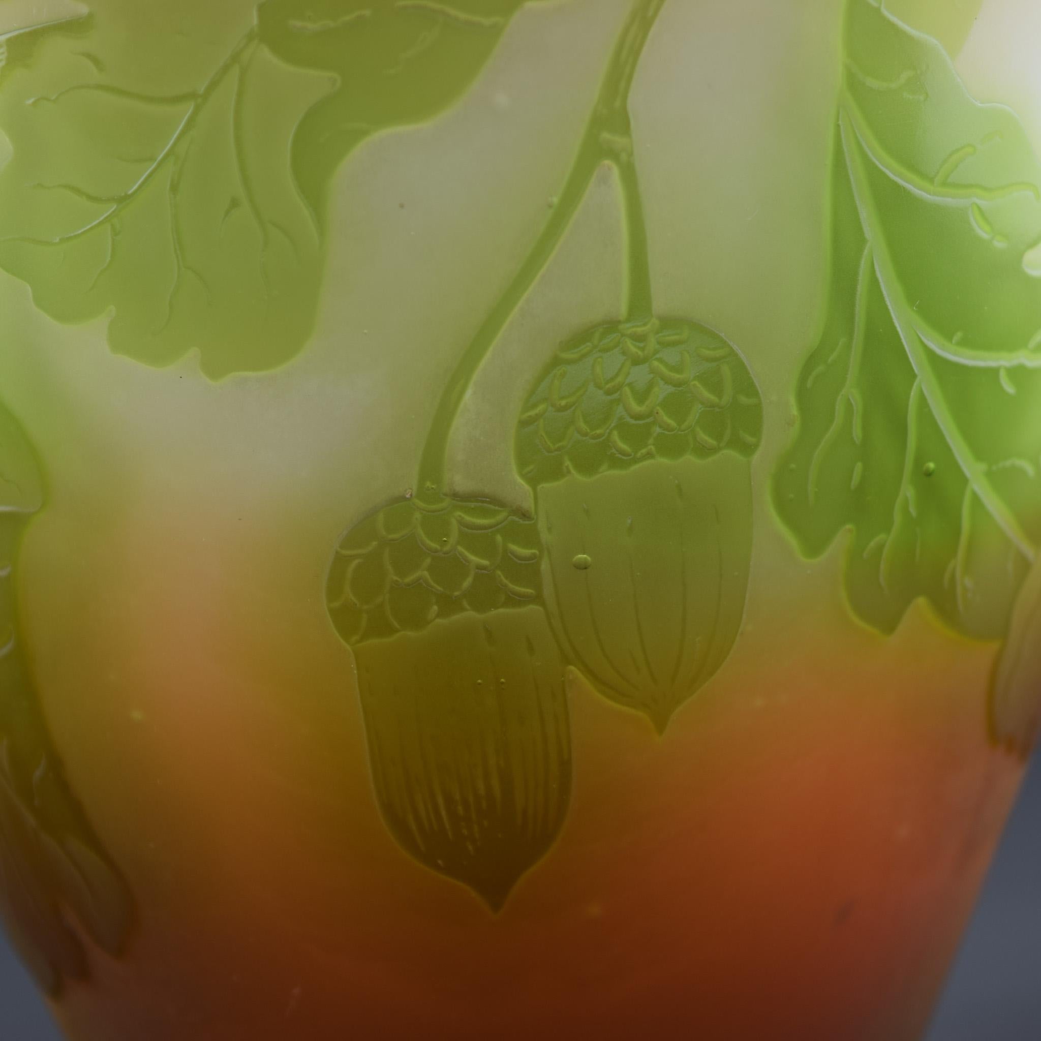 Inizio XX secolo Vaso con foglie di quercia e ghiande in vetro cammeo di Galle, anni Venti del XIX secolo in vendita
