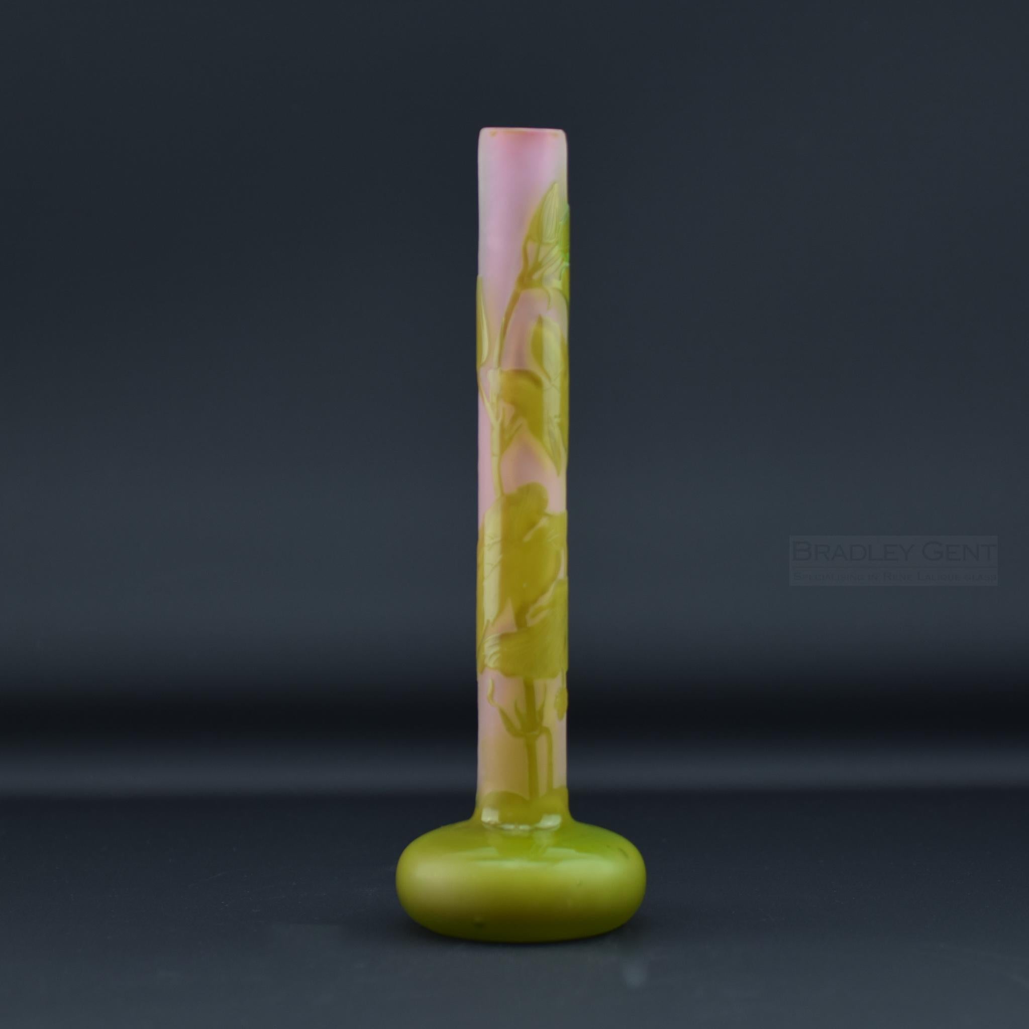 Français Vase à bâtonnets en verre camée de Galle C1900 en vente