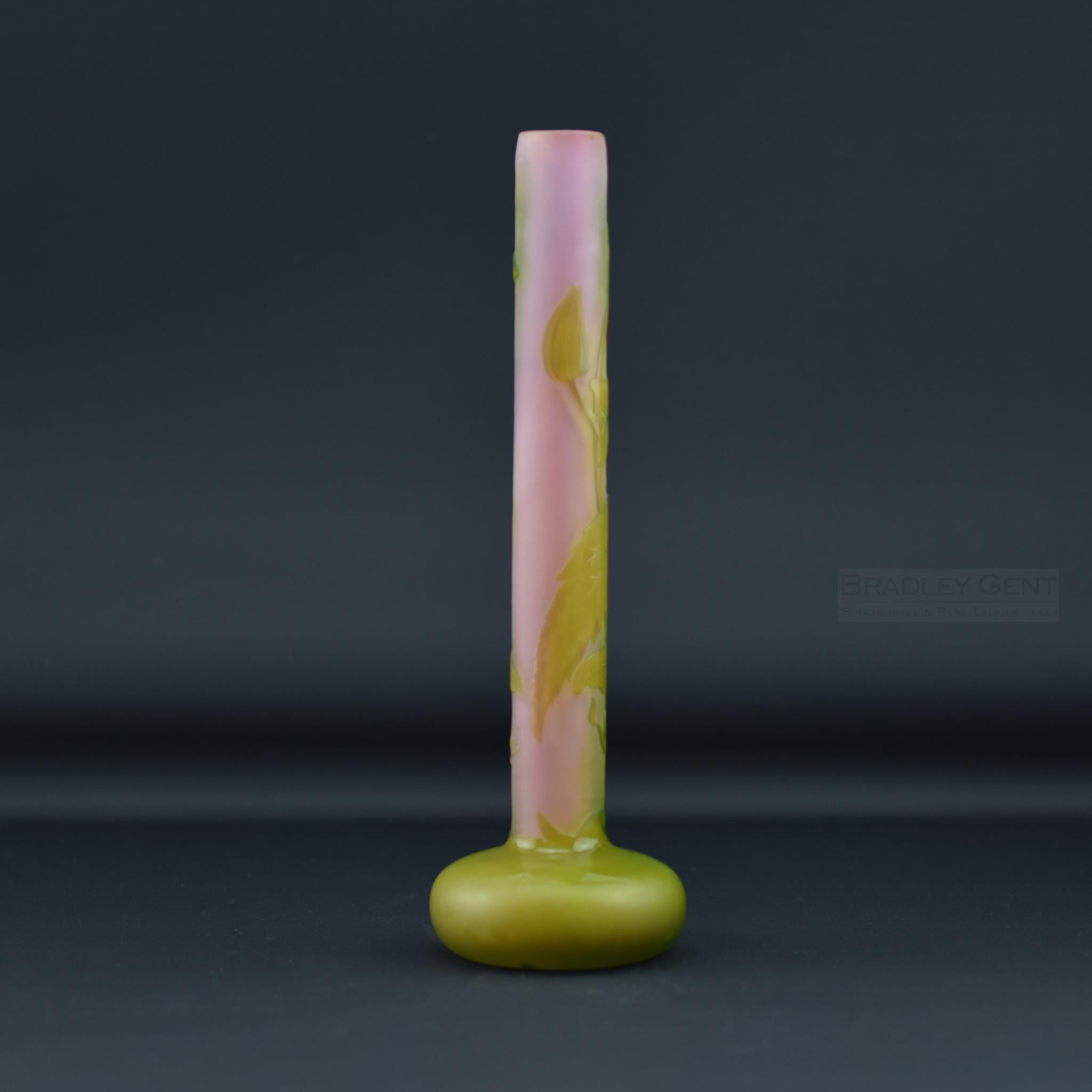 Sculpté Vase à bâtonnets en verre camée de Galle C1900 en vente