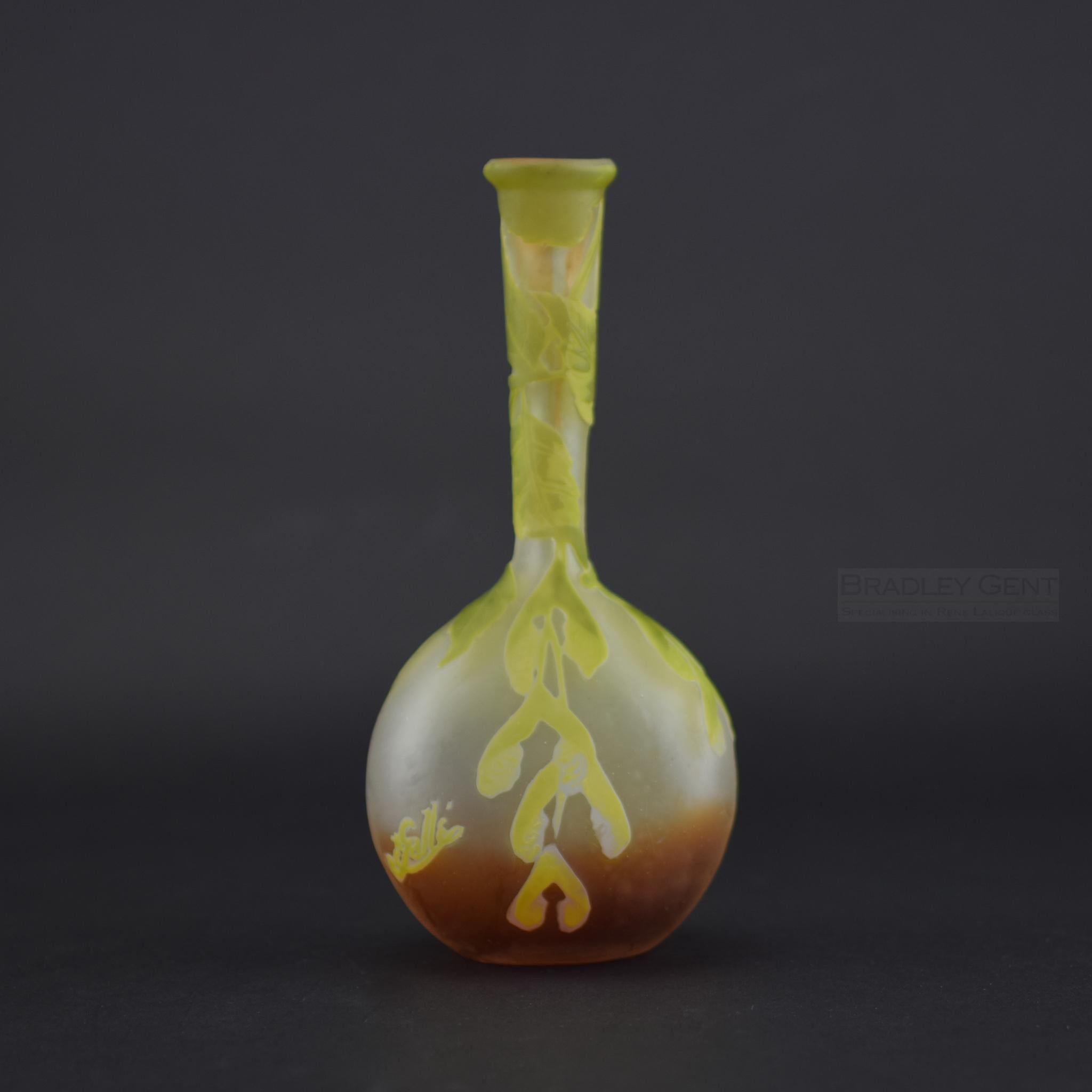 Jarrón en forma de banjo Galle Cameo de cristal de sicomoro C1900
Jarrón vibrante de varias capas tallado de forma realista con hojas y semillas de sicomoro
claramente firmado en el Cameo

El estado es muy bueno, sin daños
