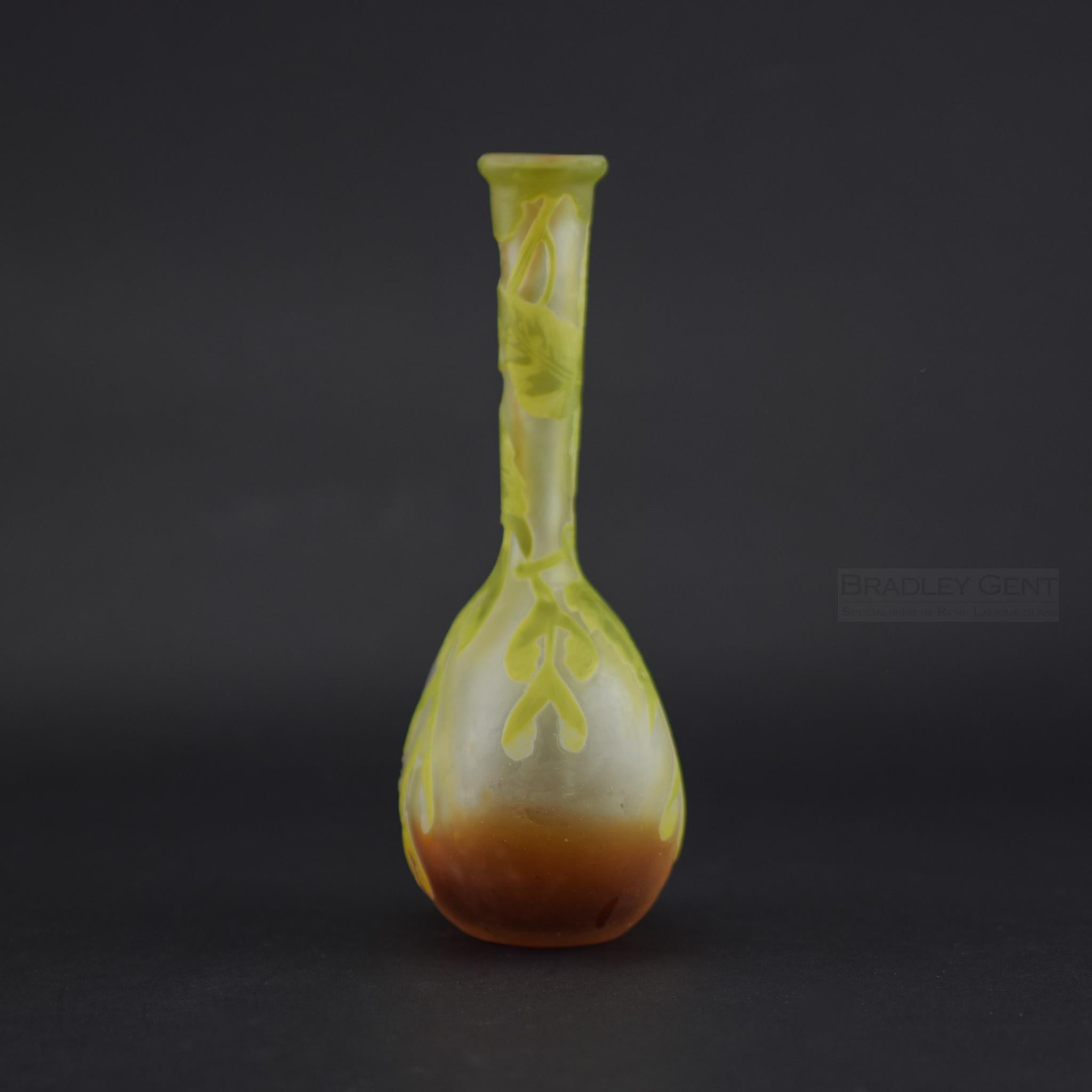 Jarrón banjo de sicomoro de vidrio camafeo de Galle C1900 Art Nouveau en venta