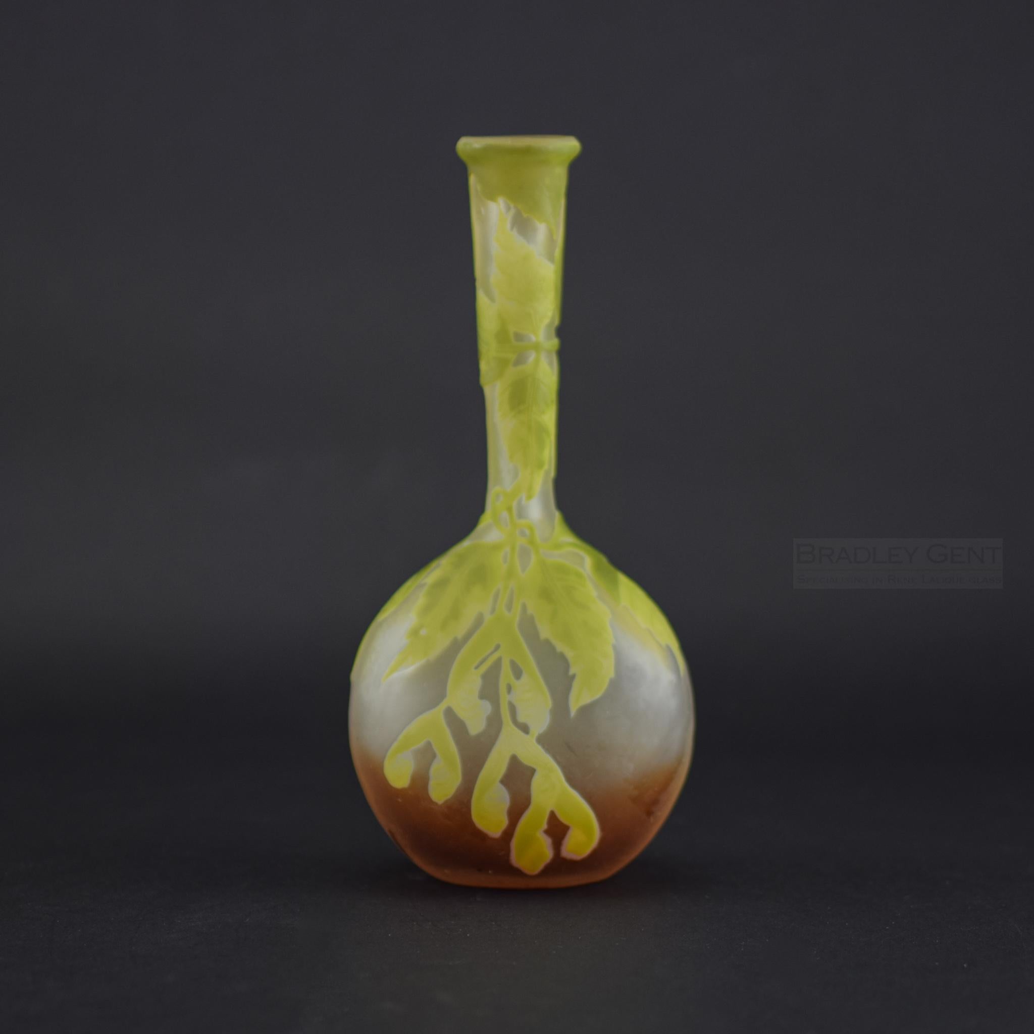 Jarrón banjo de sicomoro de vidrio camafeo de Galle C1900 Francés en venta