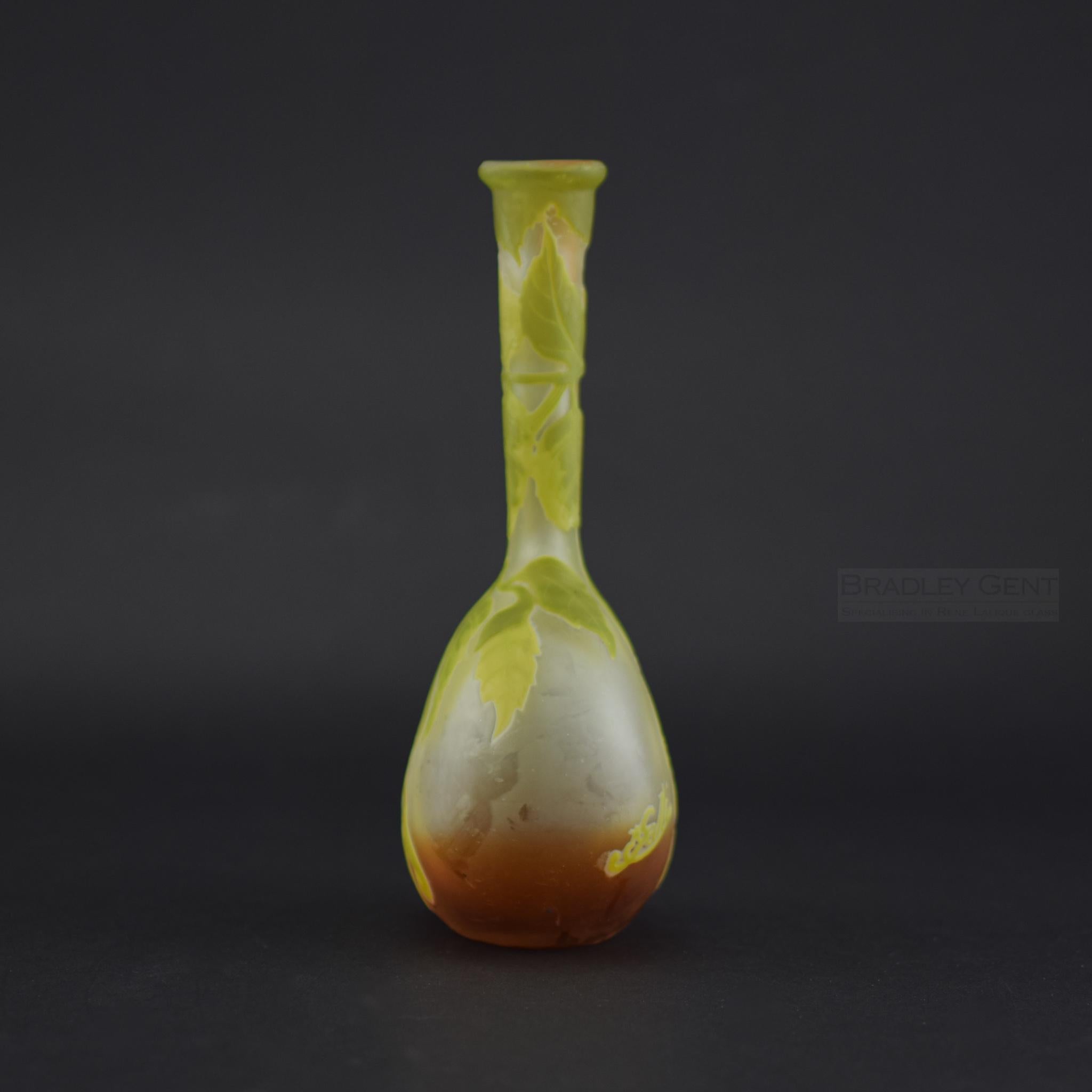 Jarrón banjo de sicomoro de vidrio camafeo de Galle C1900 Tallado en venta