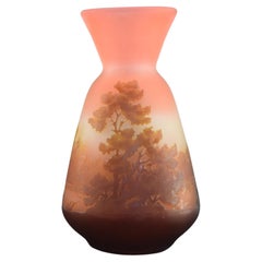 Vaso in vetro di Galle Cameo con paesaggio marrone e pesca C1905