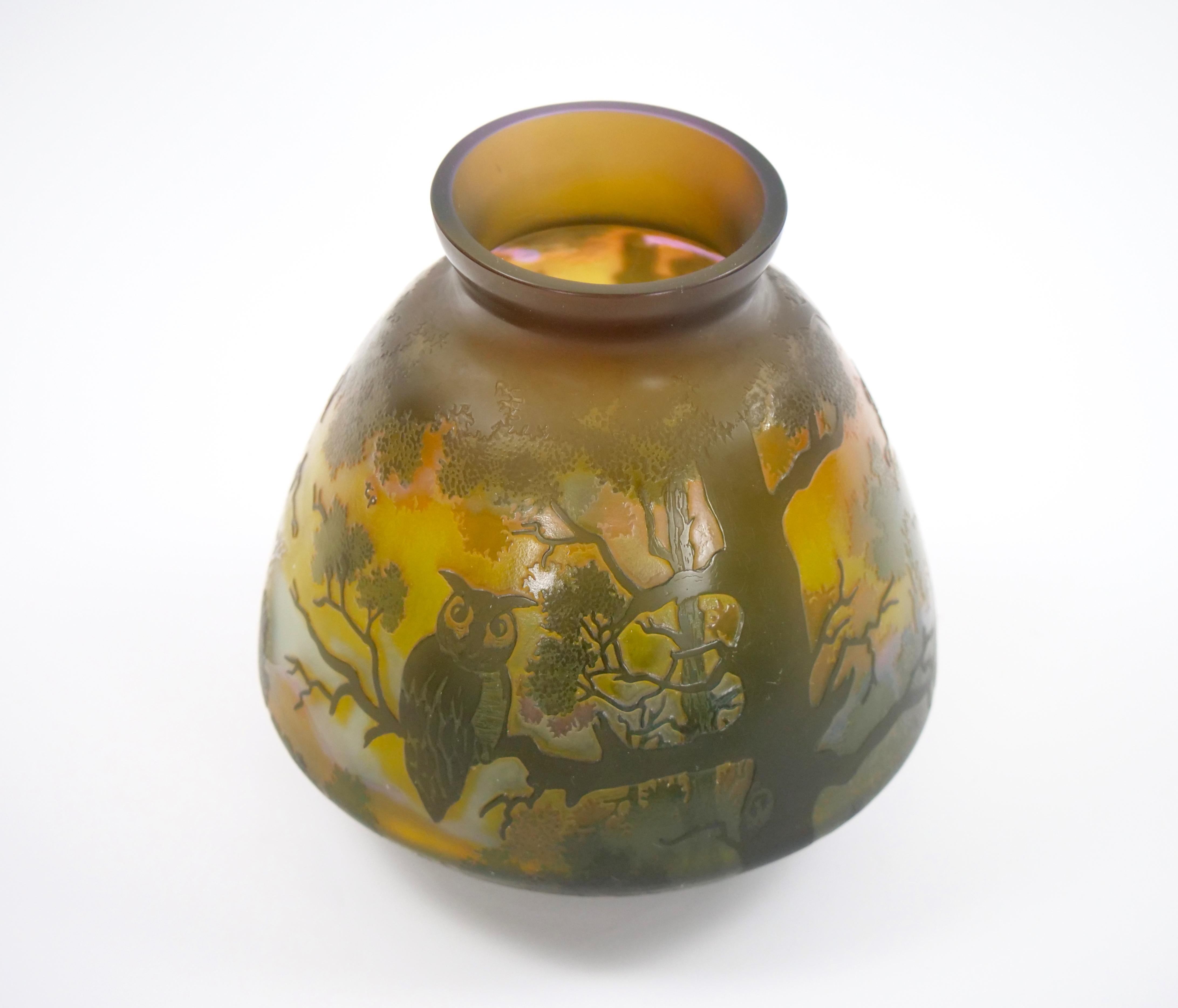 Galle Cameo Glass Vase with Perched Owls In Good Condition For Sale In Tarry Town, NY