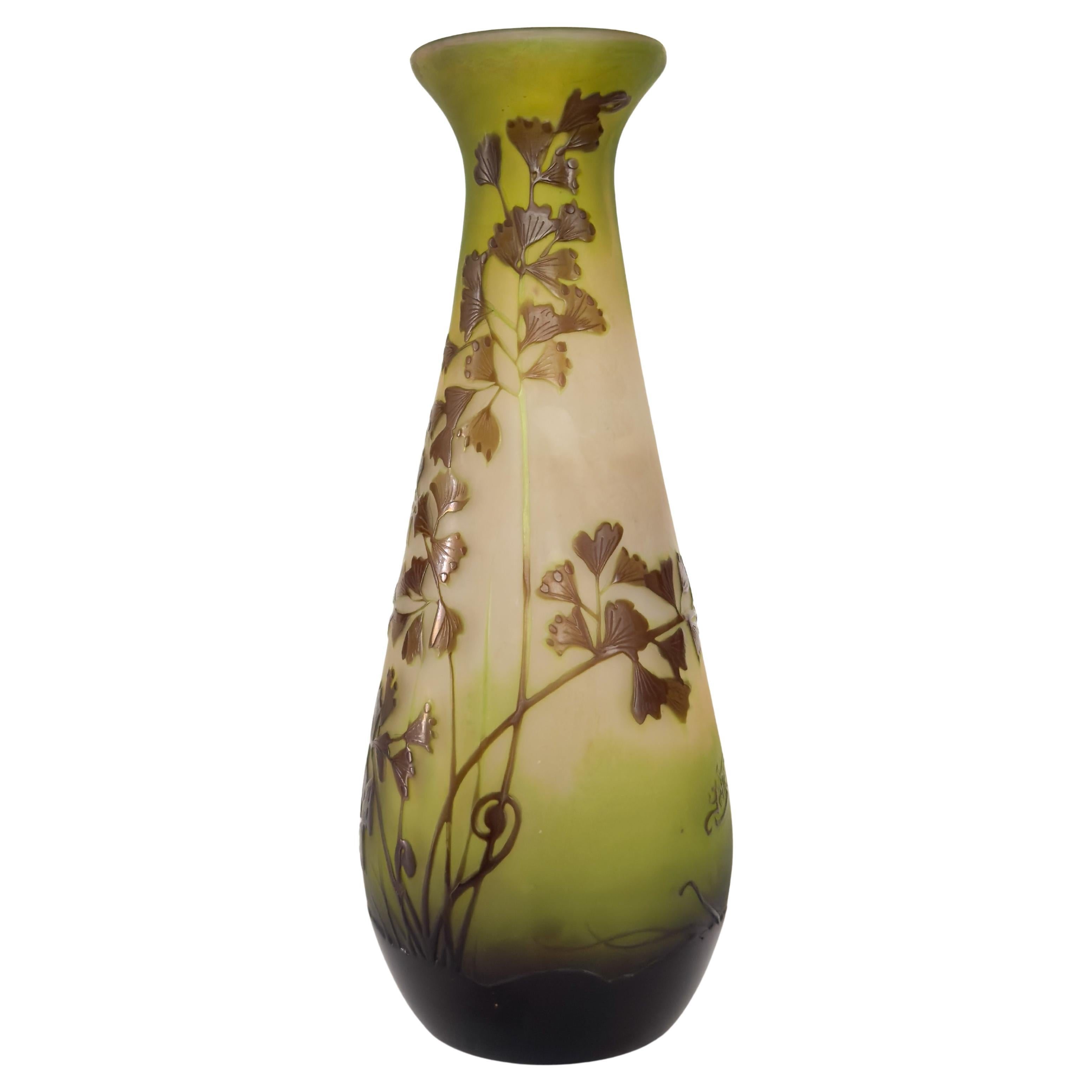 Vaso in vetro verde con cammeo di Gallé, Art Nouveau, XX secolo