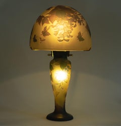 GALLÉ Tip - Elegant Art Nouveau mushroom lamp in acid-etched glass.
