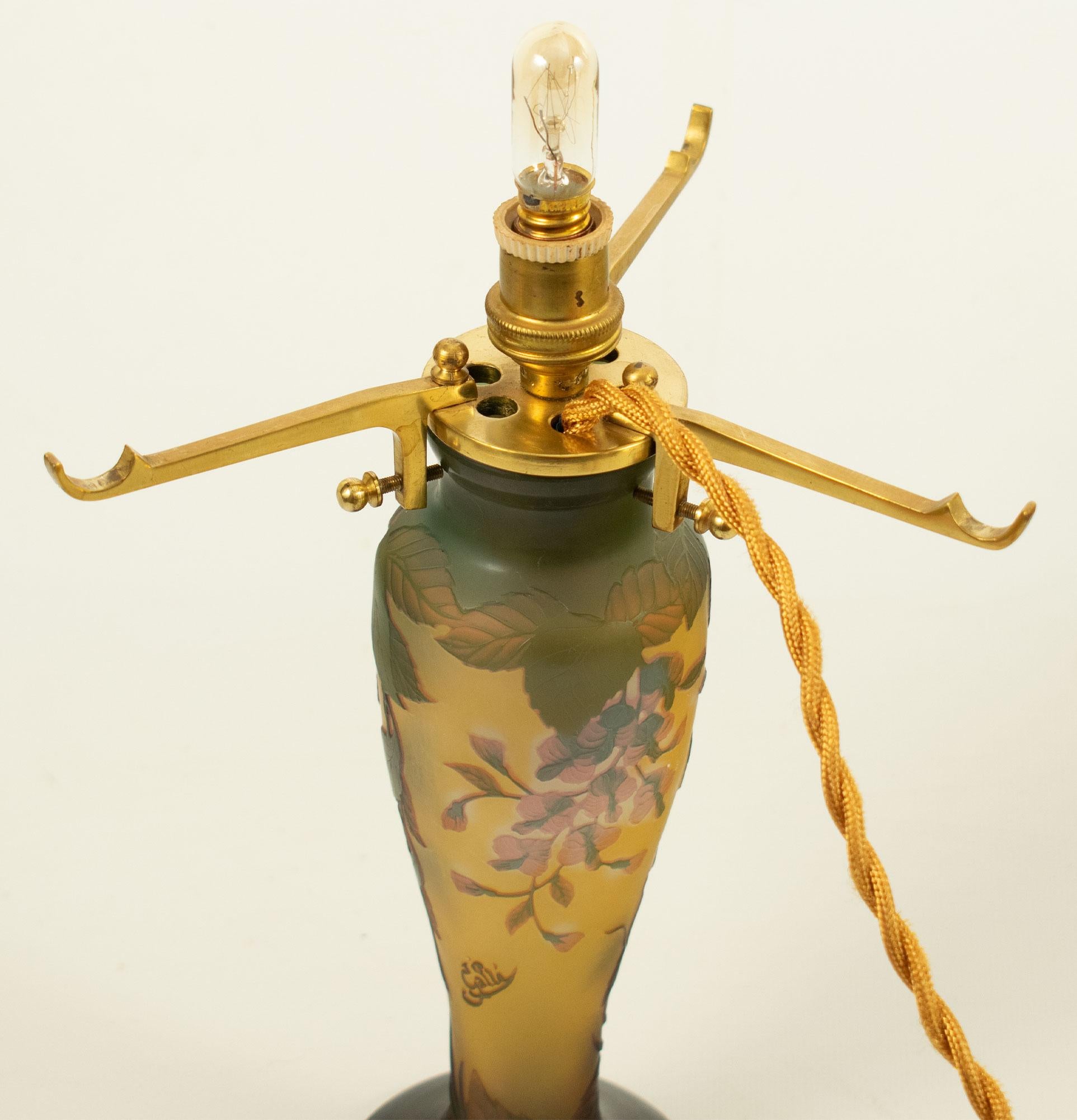 GALLÉ Tip - Elegant Art Nouveau mushroom lamp in acid-etched glass. In Good Condition In TEYJAT, FR