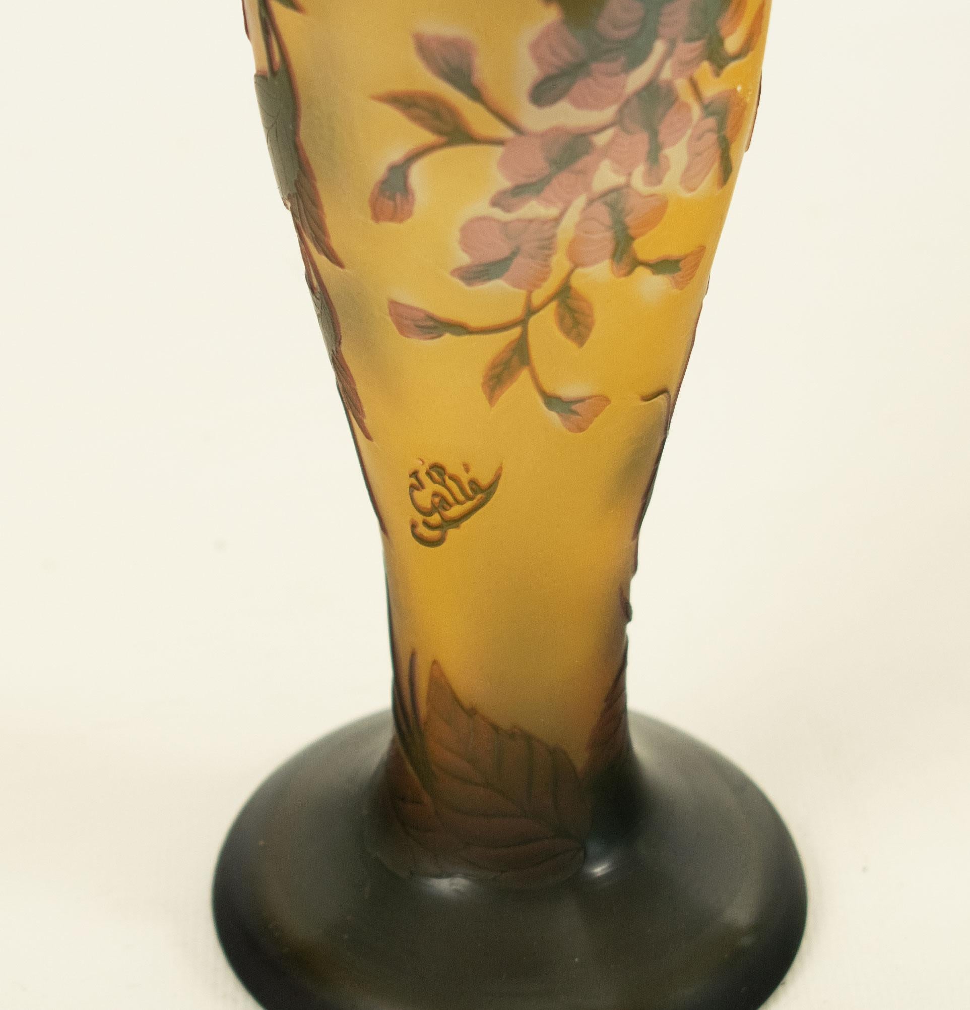20th Century GALLÉ Tip - Elegant Art Nouveau mushroom lamp in acid-etched glass.