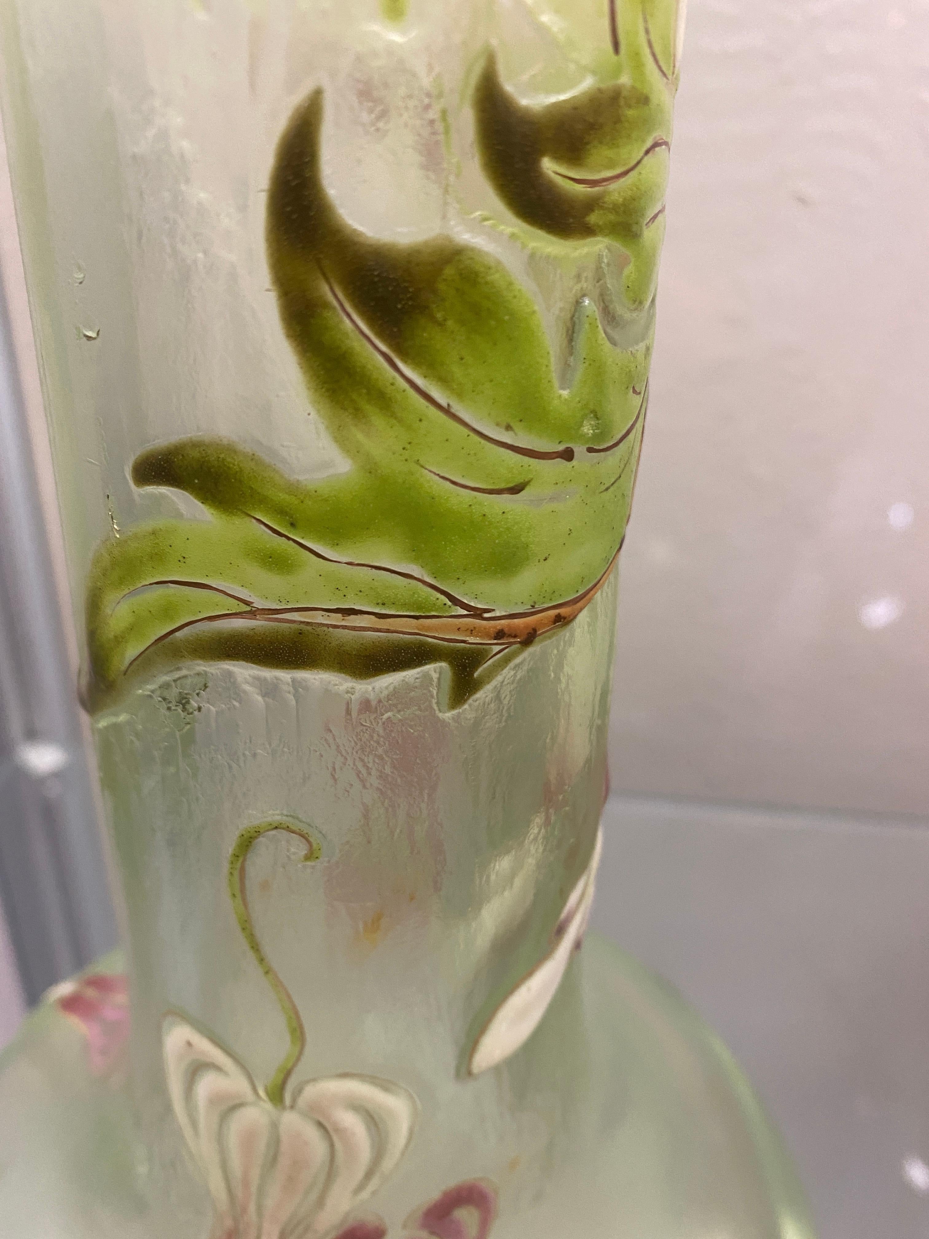 Vase en verre camée décoré à l'émail fin de Gall Gall, vers 1890 Bon état - En vente à West Palm Beach, FL