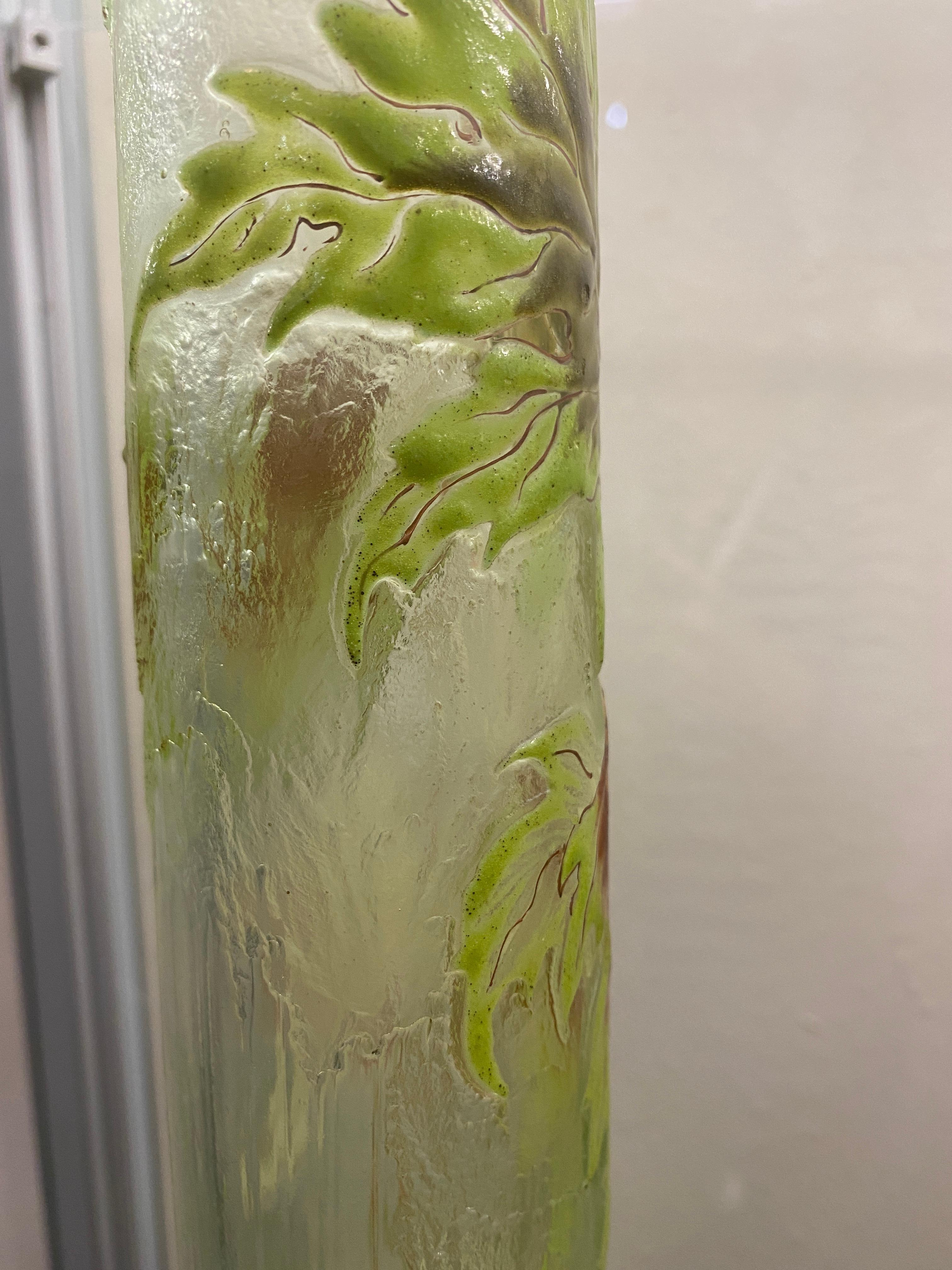 Verre Vase en verre camée décoré à l'émail fin de Gall Gall, vers 1890 en vente