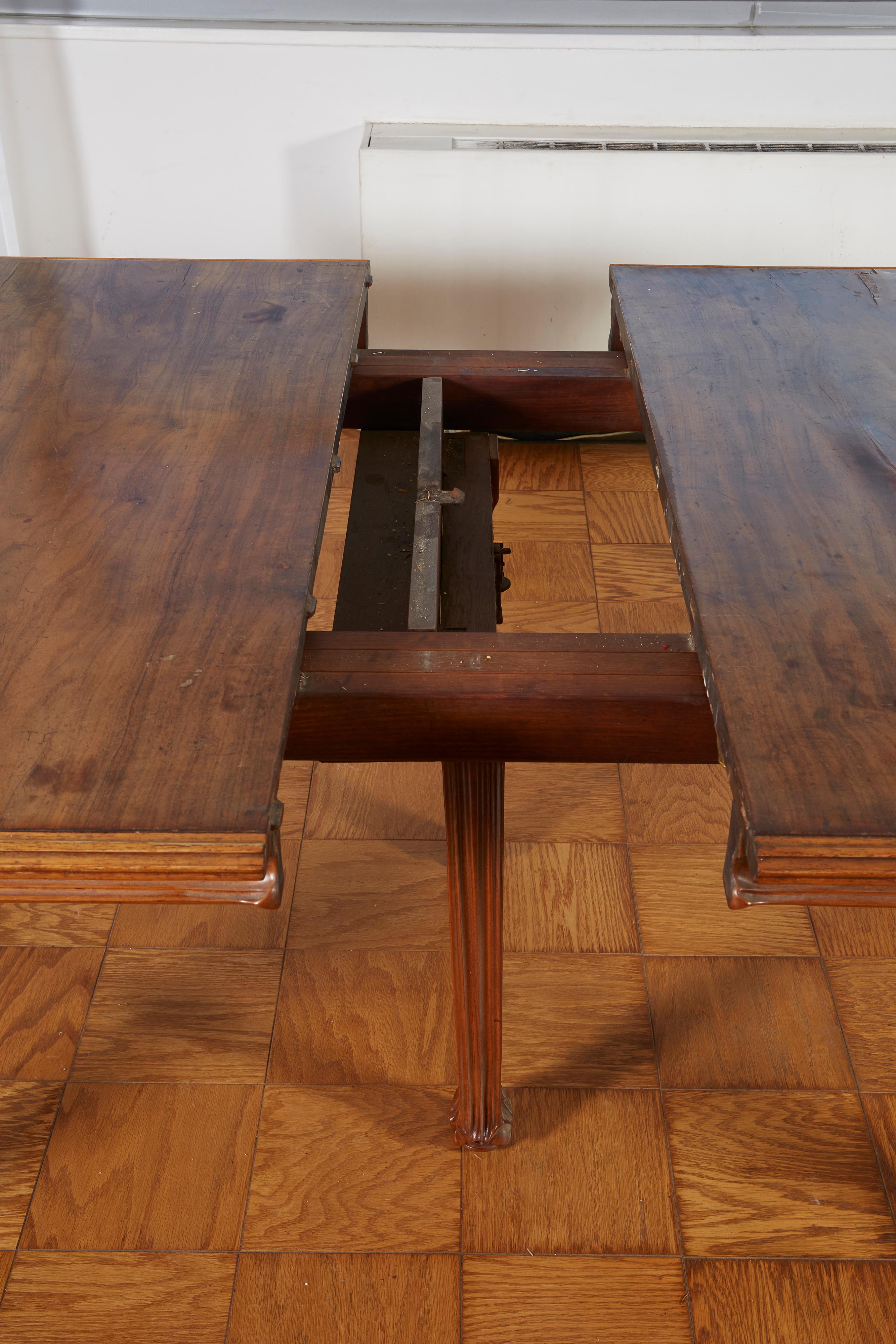 Sculpté Grande table de salle à manger Galle en vente