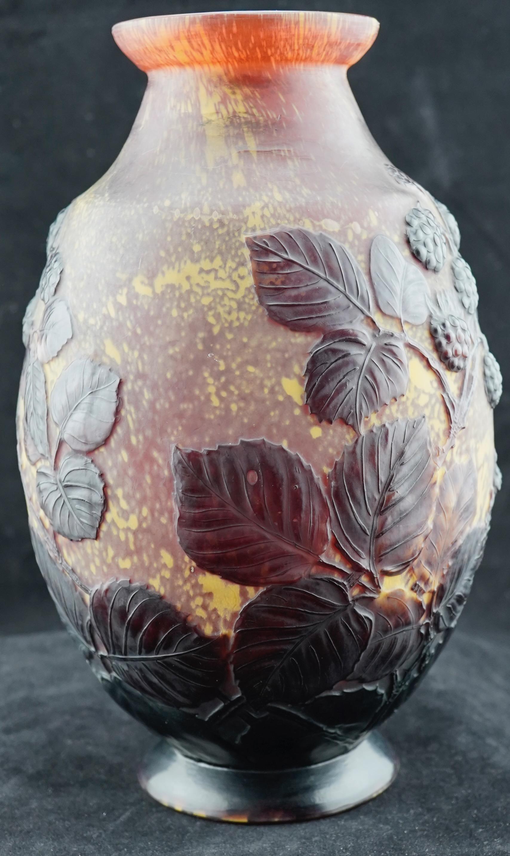 Art Nouveau Vaso di bacche soffiate con stampo Galle in vendita