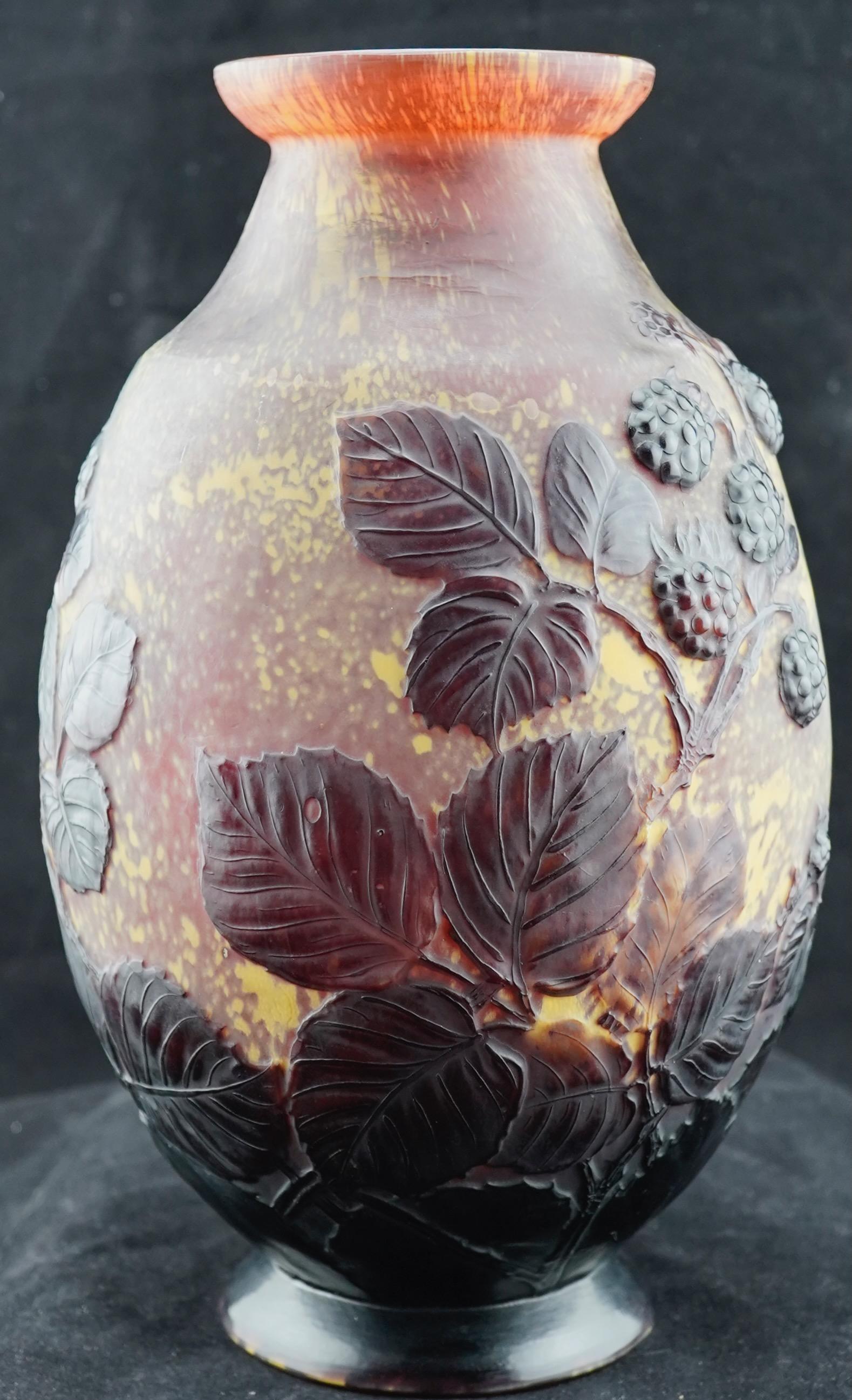 Vaso di bacche soffiate con stampo Galle In condizioni ottime in vendita a Sarasota, FL