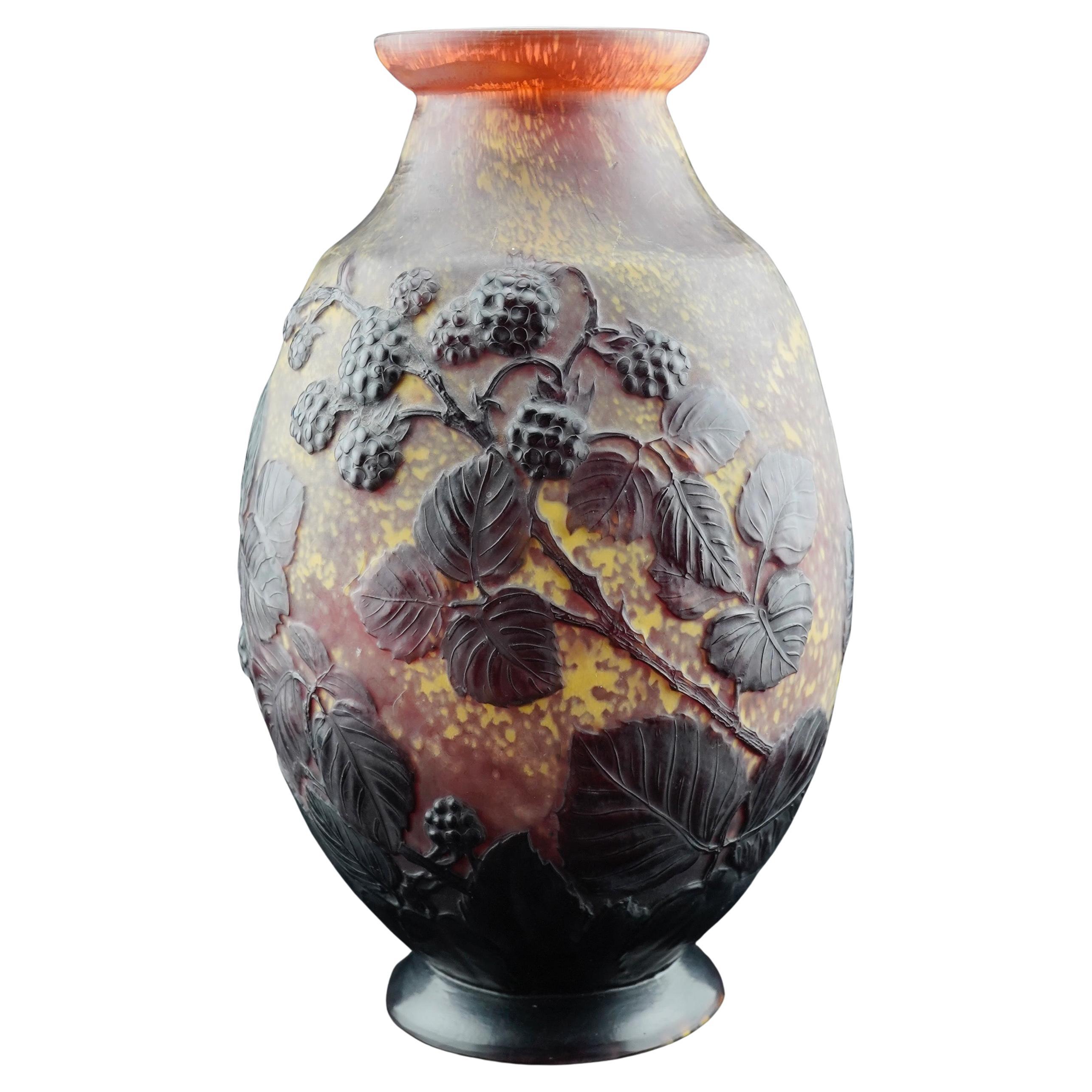 Vaso di bacche soffiate con stampo Galle in vendita