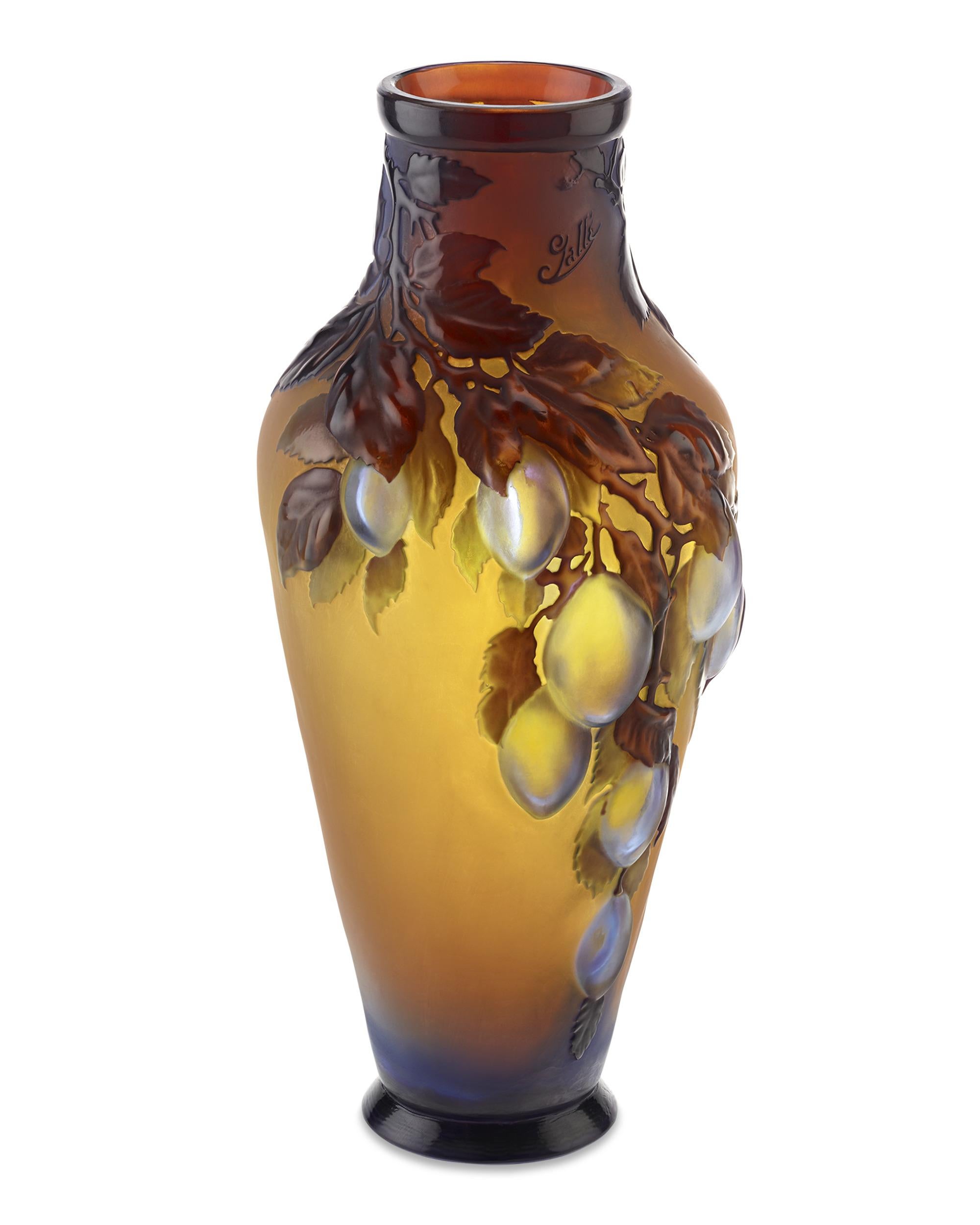 Ce rare vase en verre camée du verrier français Émile Gallé présente un exceptionnel motif de prunier fruitier soufflé au moule. Si la majorité des vases Gallé ont été soufflés dans des moules avant d'être sculptés ou émaillés, seuls quelques rares